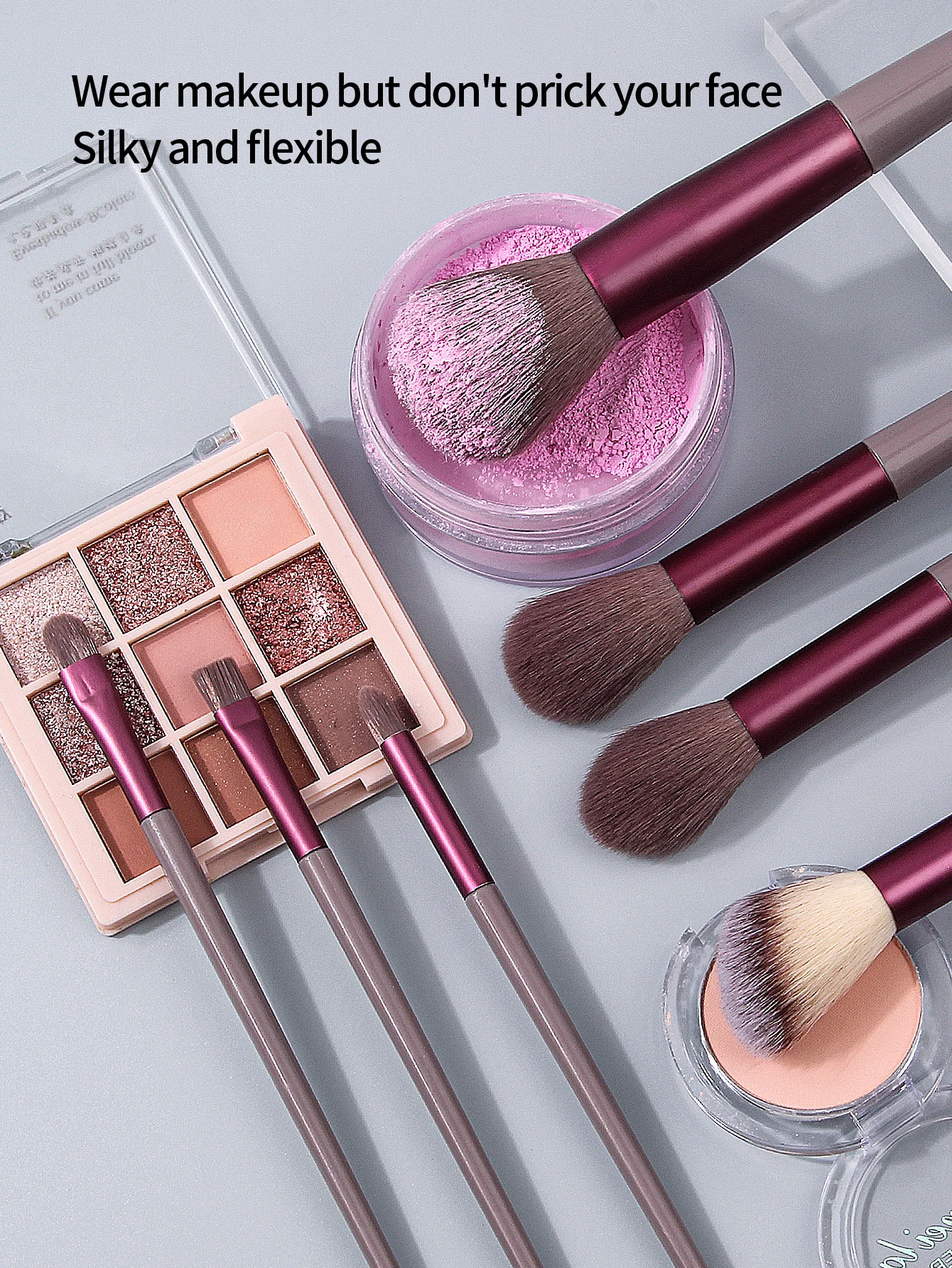 Um conjunto de pincéis de maquiagem de alta qualidade de 17 peças, incluindo uma escova facial multifuncional e um conjunto de esponja de maquiagem super macia em pó