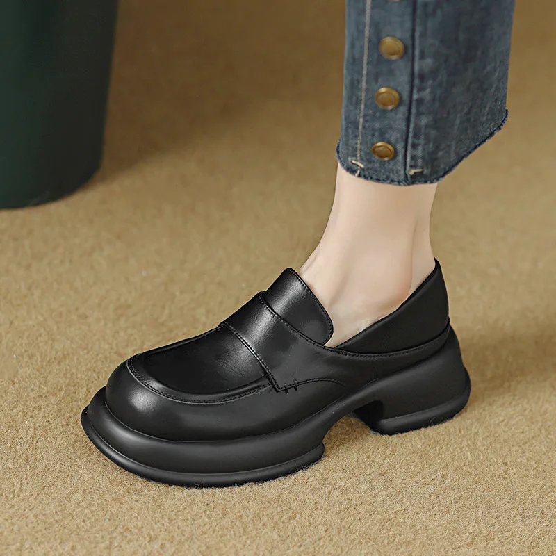 

Женские лоферы из мягкой кожи — туфли на плоской подошве с круглым носком на среднем каблуке и глубоким V-образным вырезом, очень удобные модельные туфли на толстой подошве