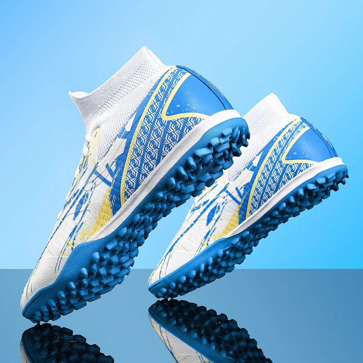 

Lightweight men's soccer shoes TF are wear-resistant and anti slip, effectively protecting the ankles