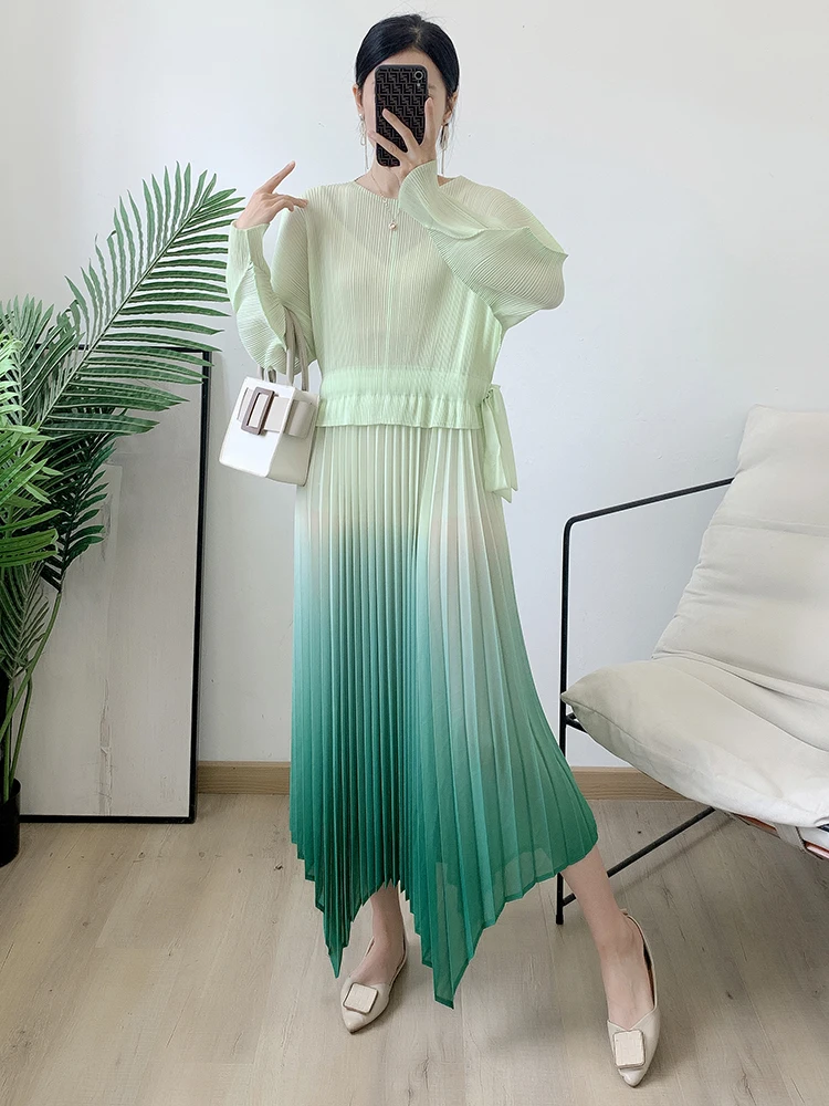 LANMREM Gradient Color Pleated Dress For Women Stitching Irregular Round Neck Long Sleeves For 2024 Spring Clothing 2Q1031