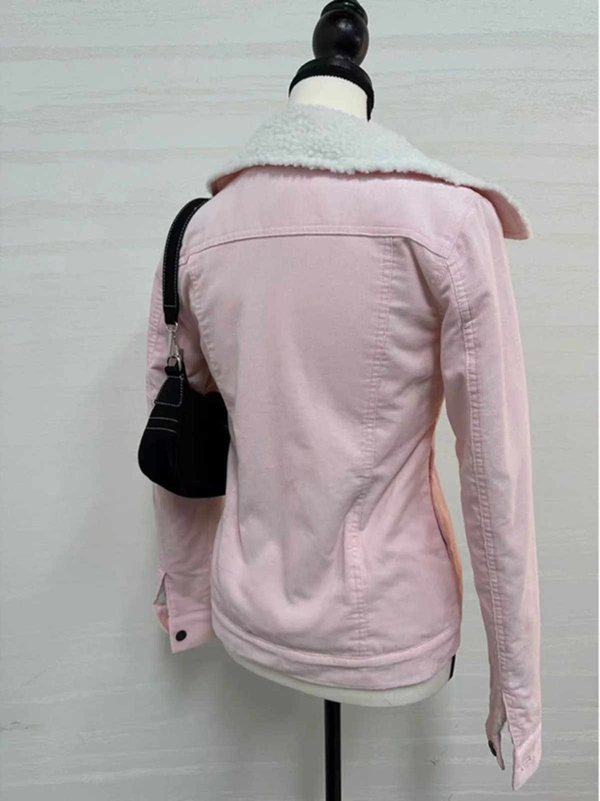 

Оригинальный розовый женский модный вельветовый топ с мехом ягненка, зима 2024, новинка, облегающий длинный свик, застежка на пуговицы