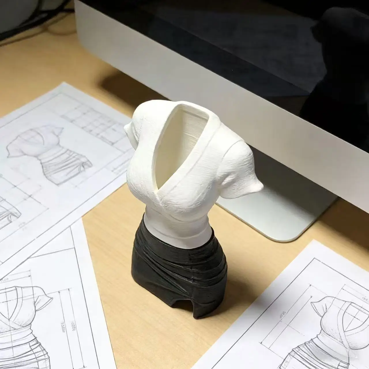 Short Sleeved Pen Holder Ornament Creative 3D Print Craft Elegant Decor for Desktop Bedroom Bedside Table Unique Art Decoration