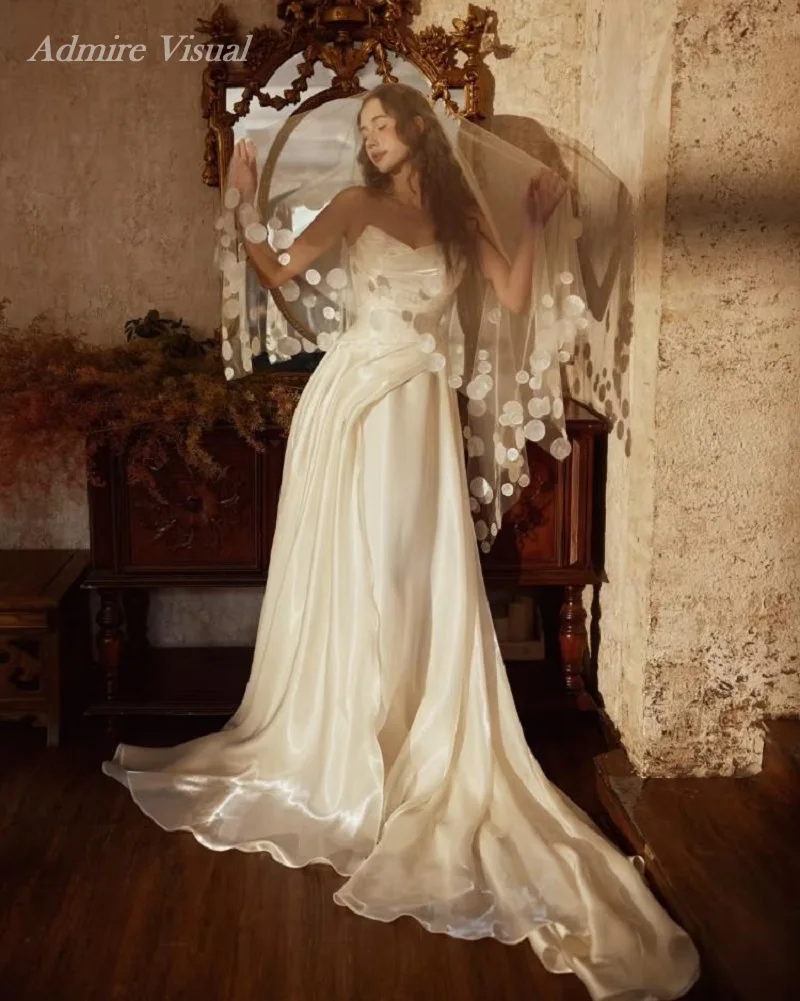 Admire فستان الزفاف البصري على شكل حرف a من الساتان على شكل قلب بدون أكمام ذيل شابيل مع طيات فساتين العروس المخصصة