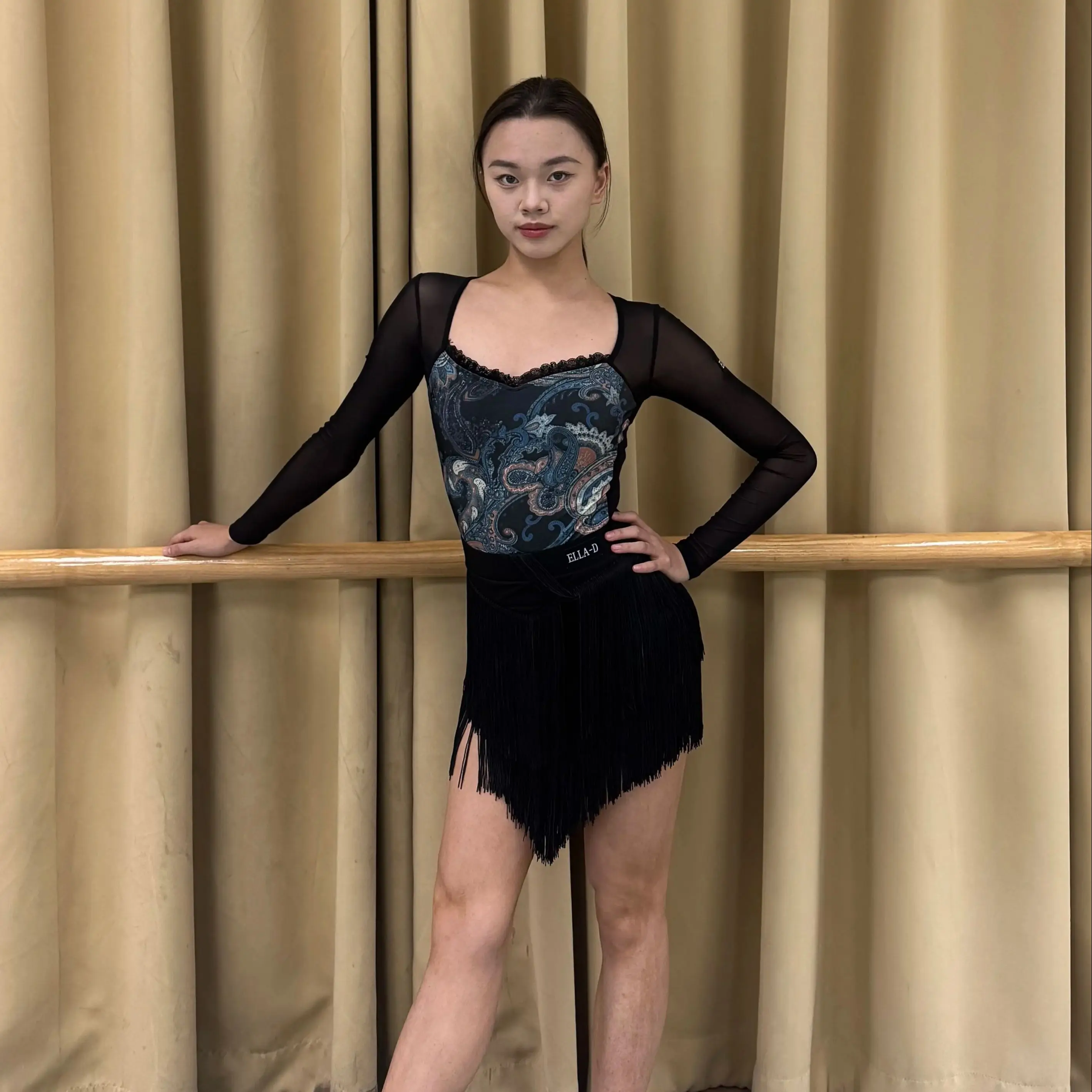 

Женское платье для латинских танцев, костюмы для выступлений для взрослых, сетчатый топ с длинными рукавами и принтом, юбка с кисточками, одежда для танцевальной практики самбы DN22246