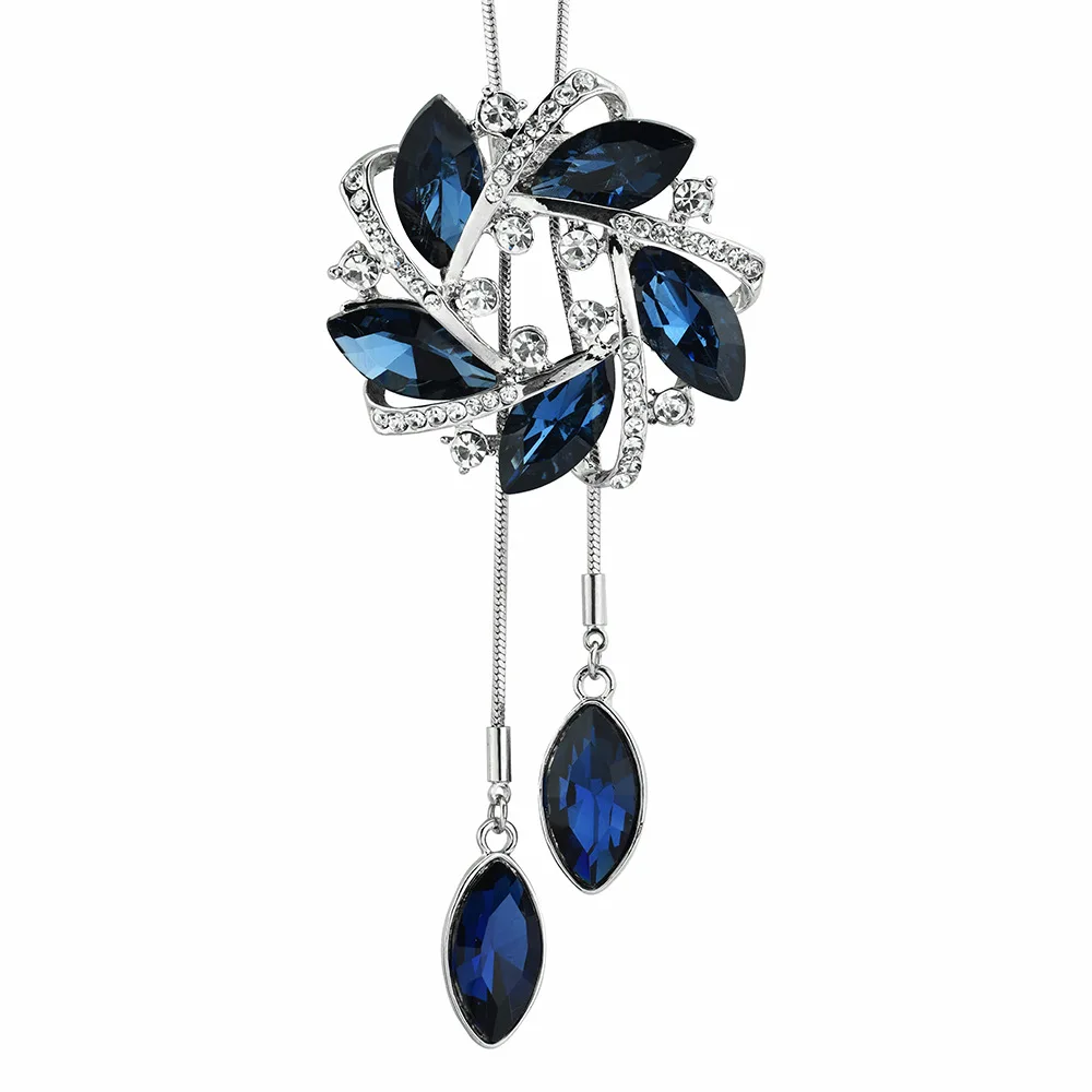 

This long flower necklace for autumn and winter is elegant and versatile. It's a two-wear sweater chain brooch