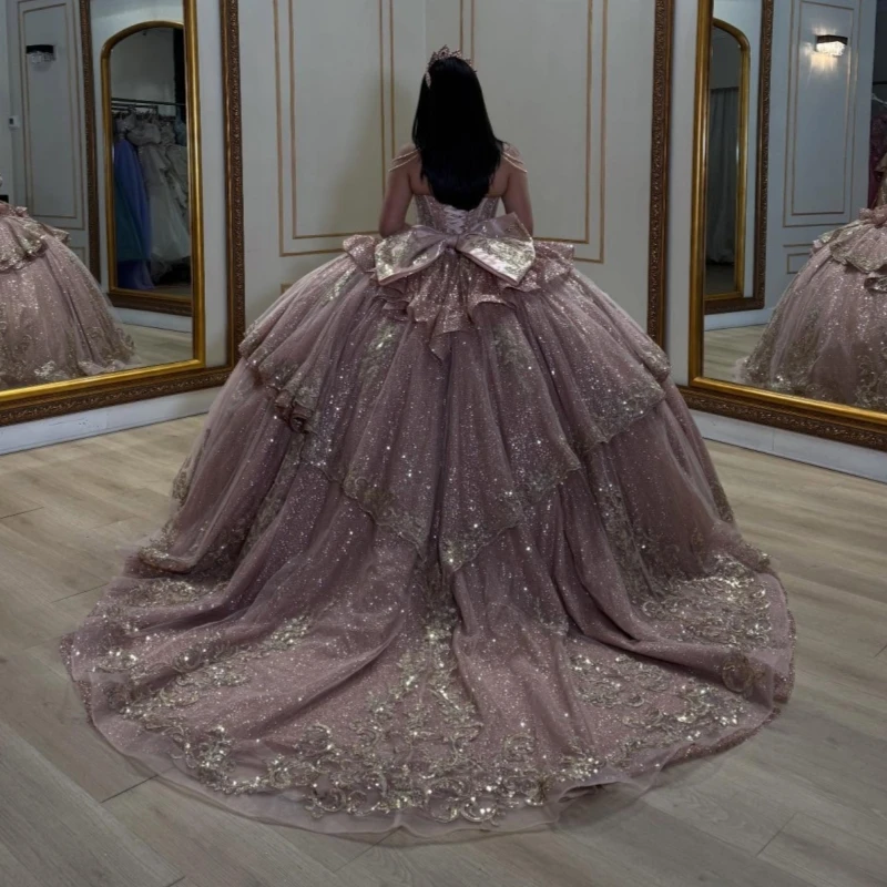 

Блестящие платья для Quinceanera с открытыми плечами, золотыми аппликациями, кружевом, бисером, кристаллами, бантом, тюлем и корсетом для вечеринок, дней рождения и Sweet 16