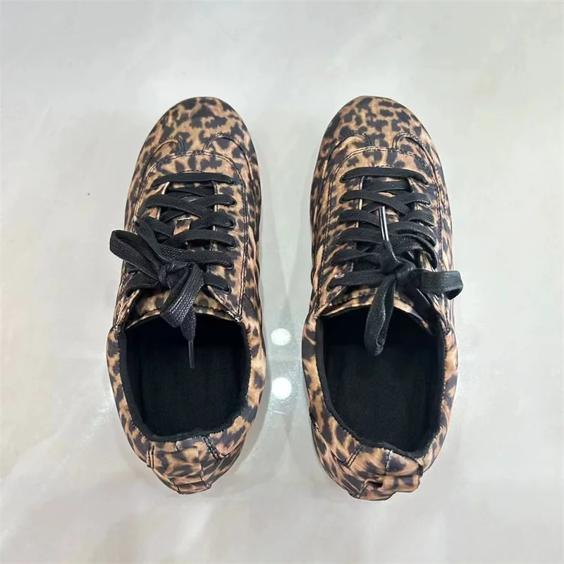 TRAF zapatos planos con estampado de leopardo para mujer, nuevos zapatos de ocio de primavera con cordones de cabeza redonda, zapatillas elegantes con estampado Animal de otoño para mujer ﻿