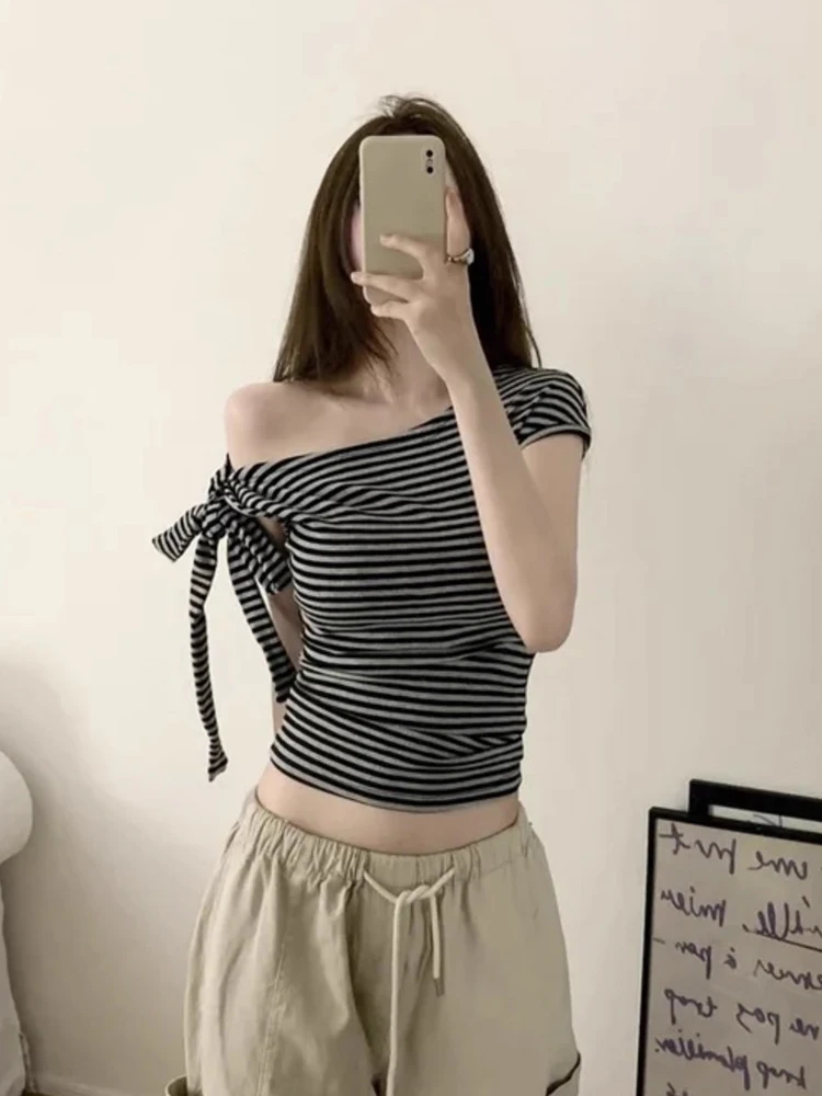 

Облегающая полосатая футболка женская, летняя, новый дизайн, с завязками по бокам, с наклонным воротником, сексуальный корейский повседневный топ