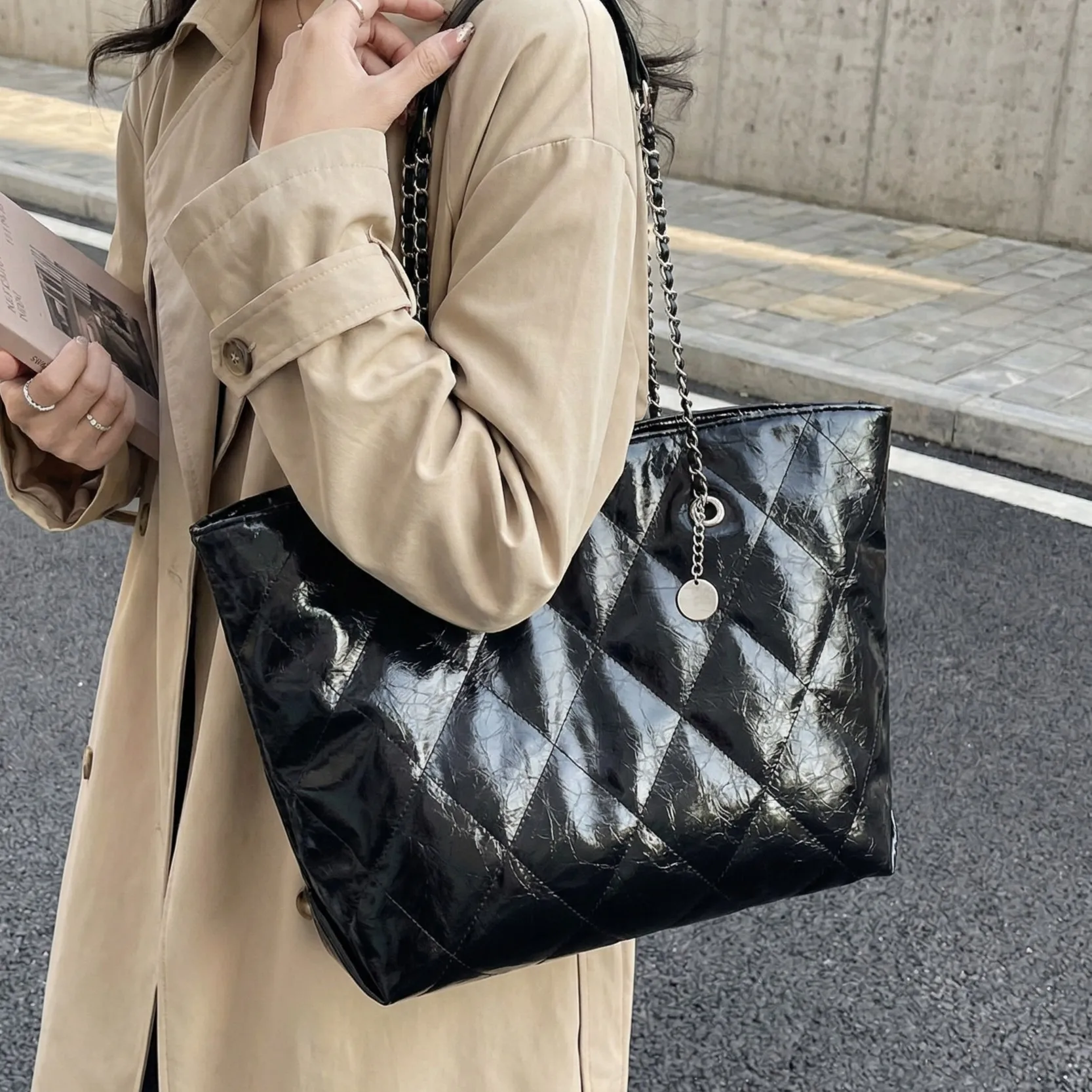 

Fashion Diamond Pattern Ladies Tote Bag Large Capacity Commuter Shoulder Bag Versatile Bag for Women Satchels Purse