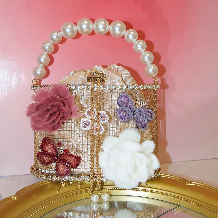 

Сумочка с металлическим цветком и бисером, блестящая корзина для овощей с водой и бриллиантами, ведро для банкета в виде птичьей клетки, сумка-мессенджер