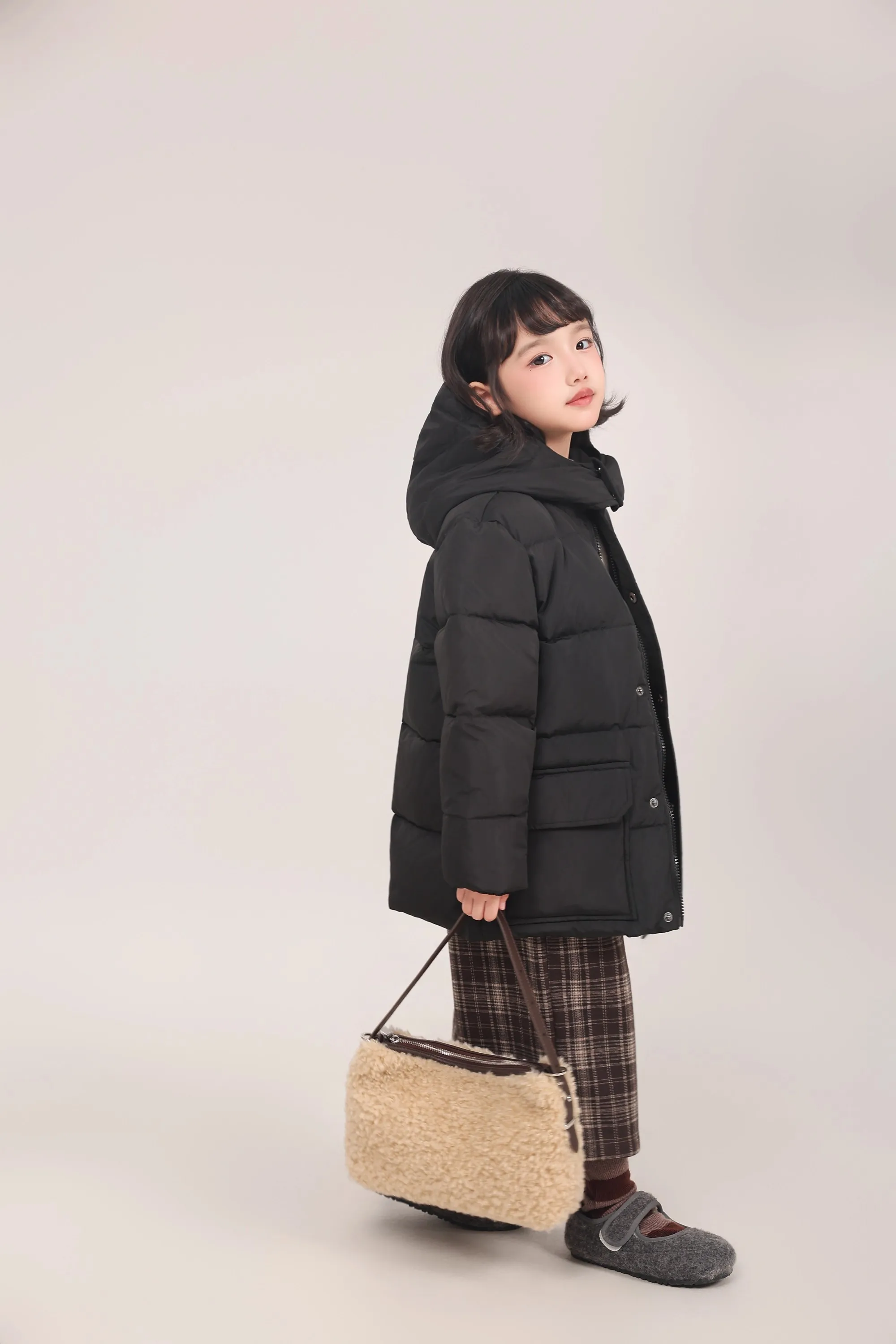 Kinder-Daunenjacke mit 90% Weißer Entendaune, Braune Kapuze, Mittellange Daunenjacke mit Großen Taschen, Dicke Warme Winteroberbekleidung für Mädchen A4853 – Detail 14