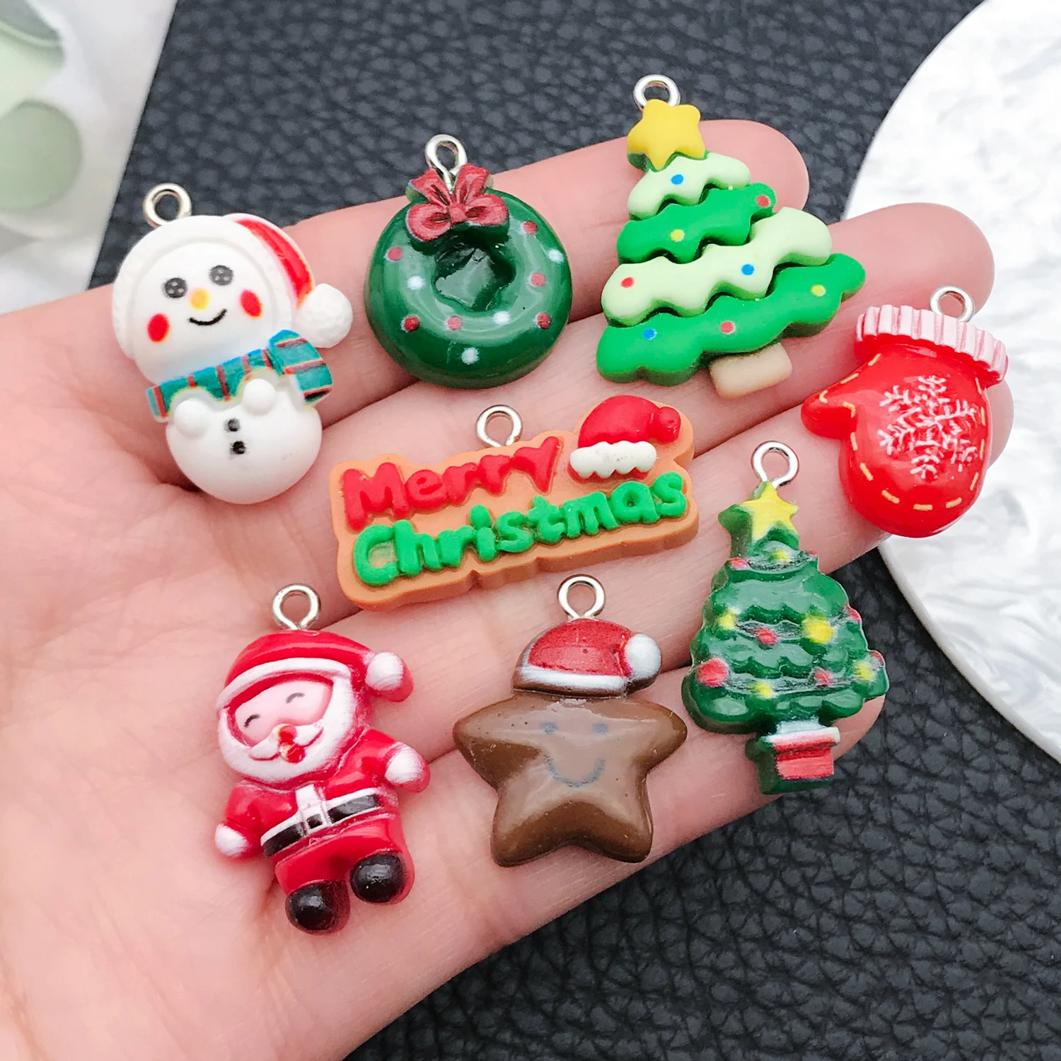 Randomly Mix 10Pcs Resin Christmas Charms Snowman Santa Tree Penguin Reindeer Pendants For DIY Jewelry Making Accessories