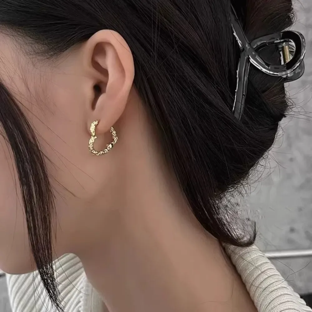 1 Pair of Niche Hollow Heart-Shaped Hoop Earrings with Irregular Pleated Hollow Heart Design, Snap-On Closure, Stable and Not Easy to Fall Off, Versatile Earrings for Commuting, Dating, Travel, and Daily Wear, Perfect Gift for Girls, Best Friends, Lovers, Birthdays, Valentine's Day, and Anniversaries