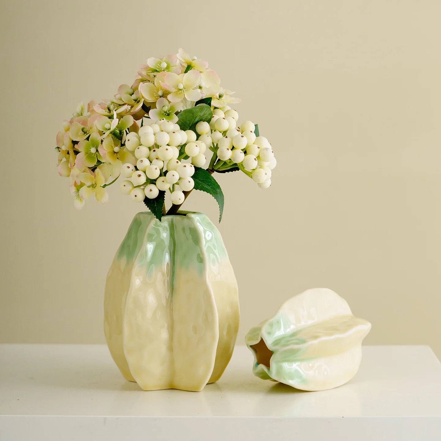 Carambola Shaped Ceramic Vase, Aesthetic Star Fruit Flower Vase, Unique Home Decor Ornament for Living Room Table & Water Plant
