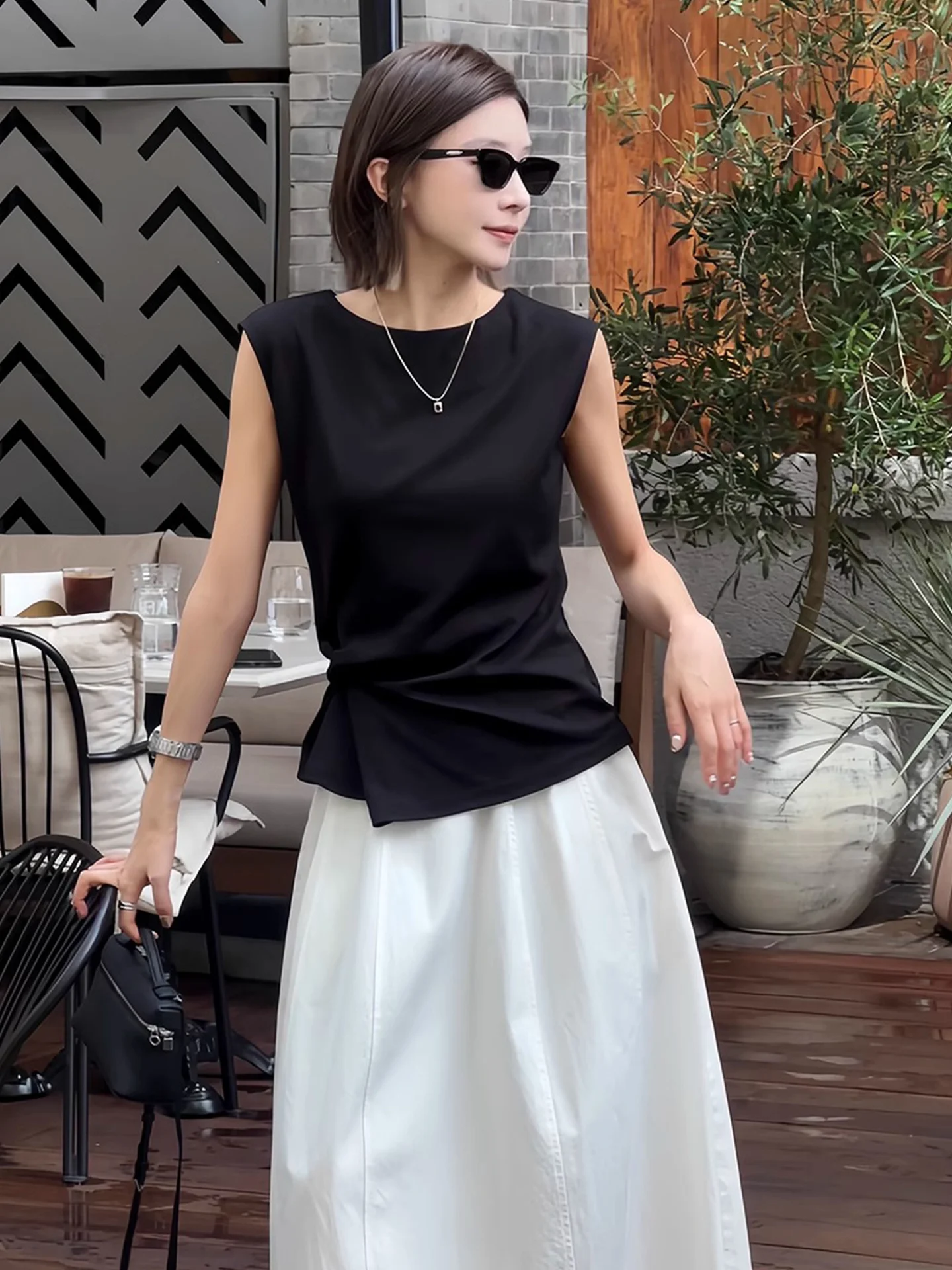 엘리 컬러 허리 조임 매듭 디자인 조끼 라운드 넥 풀오버 슬리밍 여름 탑 여성 패션 출퇴근 스타일