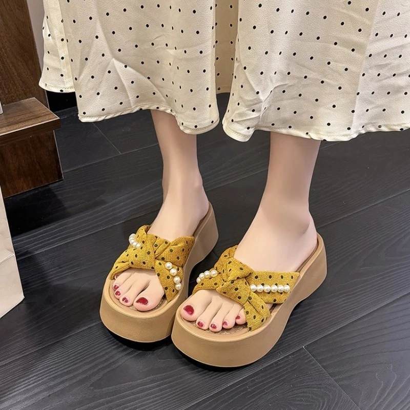 

2026 New Summer Women Thick Bottom Slippers Fashion Pearl Decorate Soft-soled Ladies Casual Beach Vacation Slippers
