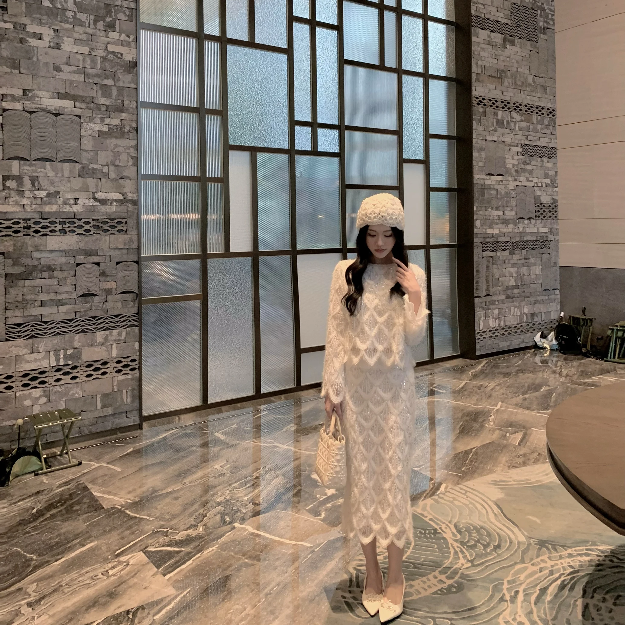 

Комплект из топа и юбки Ele White с вышивкой перьями для женщин, с длинными рукавами, круглым вырезом, осенне-зимний модный ансамбль