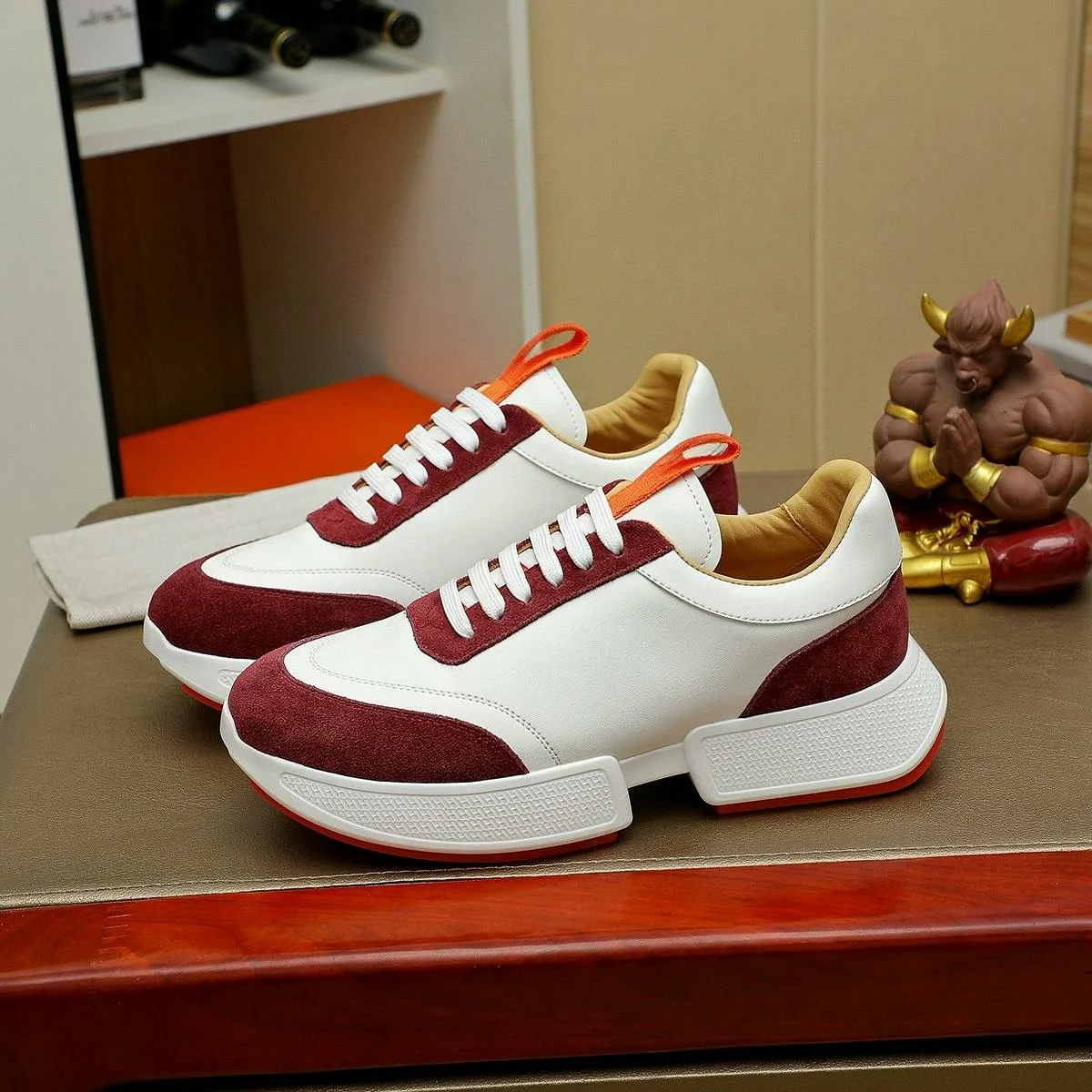 Sneakers Unisex in Pelle Scamosciata con Blocchi di Colore Bianco e Borgogna per Uomo e Donna