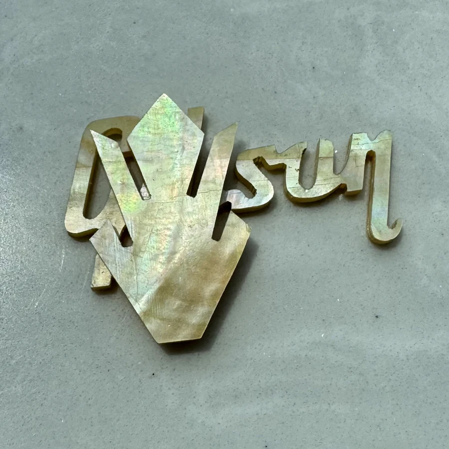 Incrustación Decorativa de 2.0 mm de Grosor en Oro con Madreperla para Corona de Guitarra y Logotipo en el Clavijero