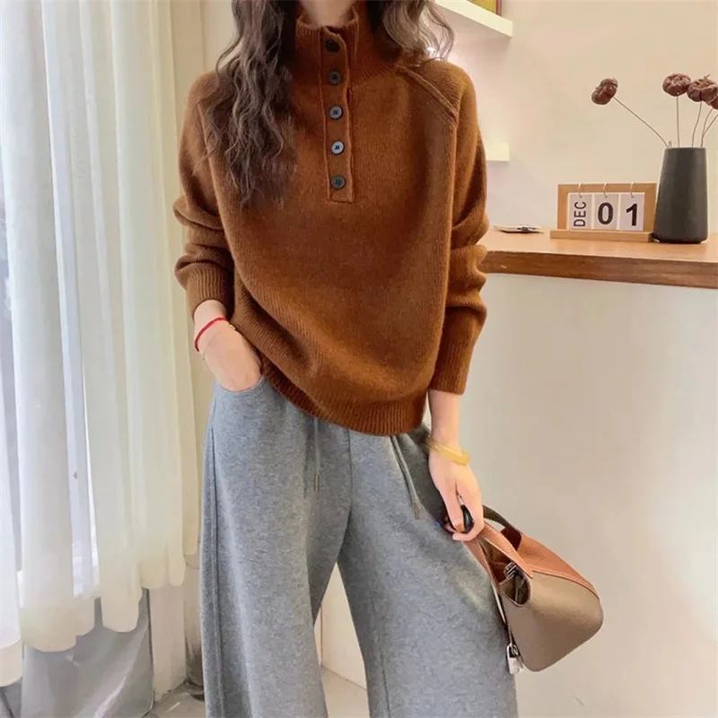 

Осенне-зимний новый однотонный вязаный свитер с воротником-стойкой и длинными рукавами для женщин со свободным дизайном на пуговицах