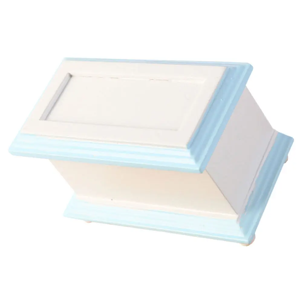 

Миниатюрный деревянный сундук с сокровищами, масштаб 1:12, декоративный аксессуар для миниатюрного дома, креативная изысканная миниатюрная сцена, маленькая шкатулка для сокровищ