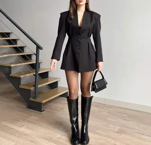 

2025 Новый однотонный комплект с короткими рукавами и пуговицами, короткая юбка