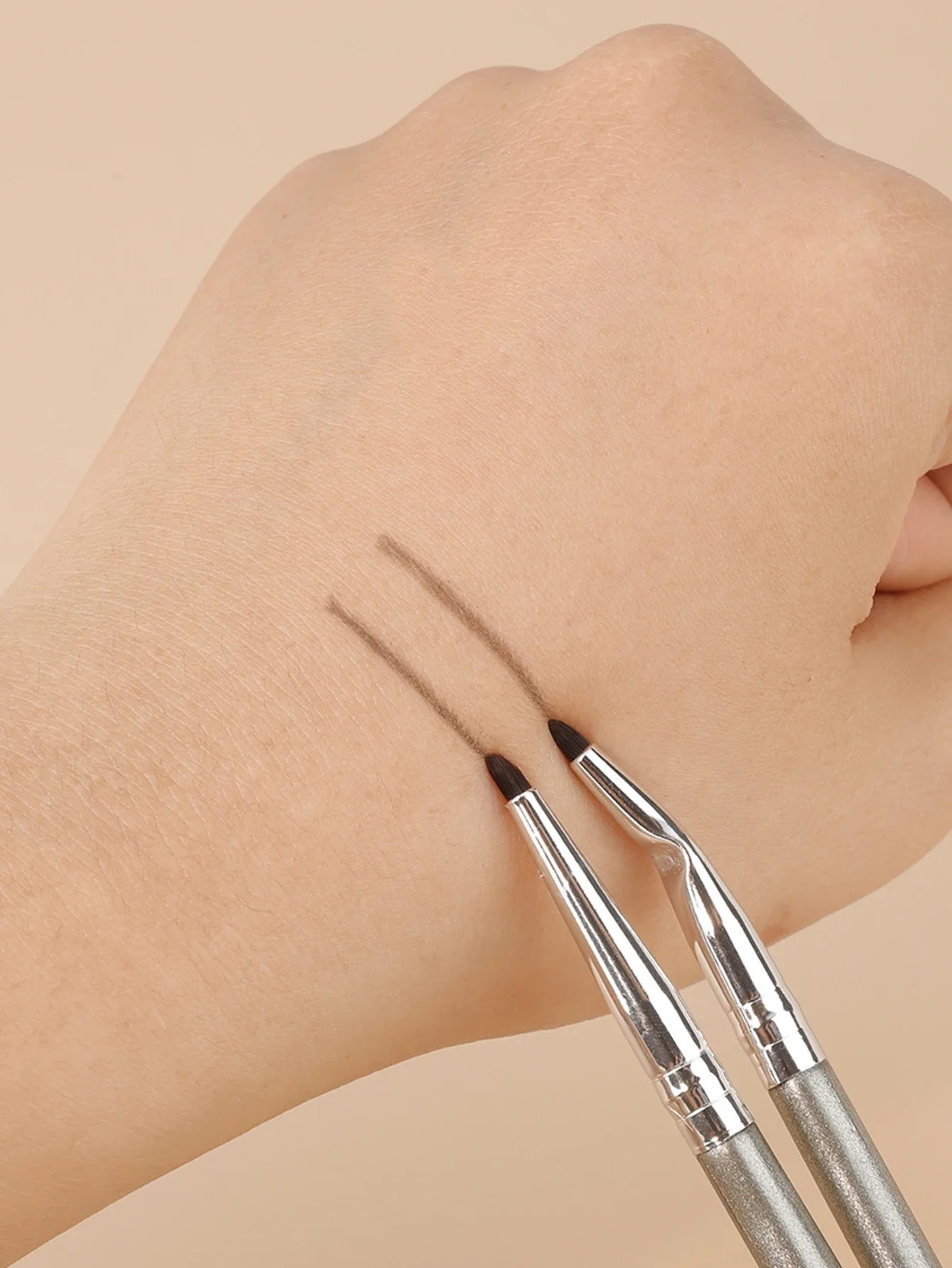 シングル多機能斜めアイライナーブラシ細筆コンシーラーブラシ絹虫を描くためにまぶたの下に描く涙溝アイディテールブラシ
