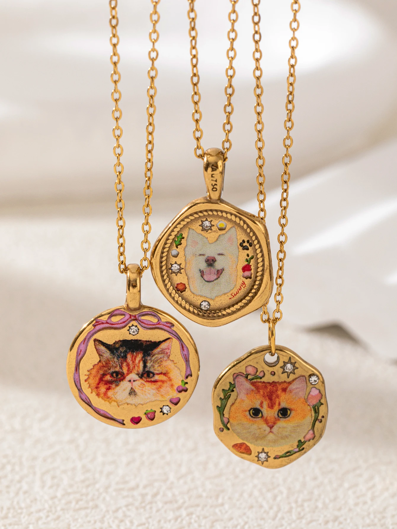 Edelstahl-Halskette mit schlichtem und niedlichem Katzen- und Hundemotiv, vergoldet und farbbeständig für Damen. – Detail 4