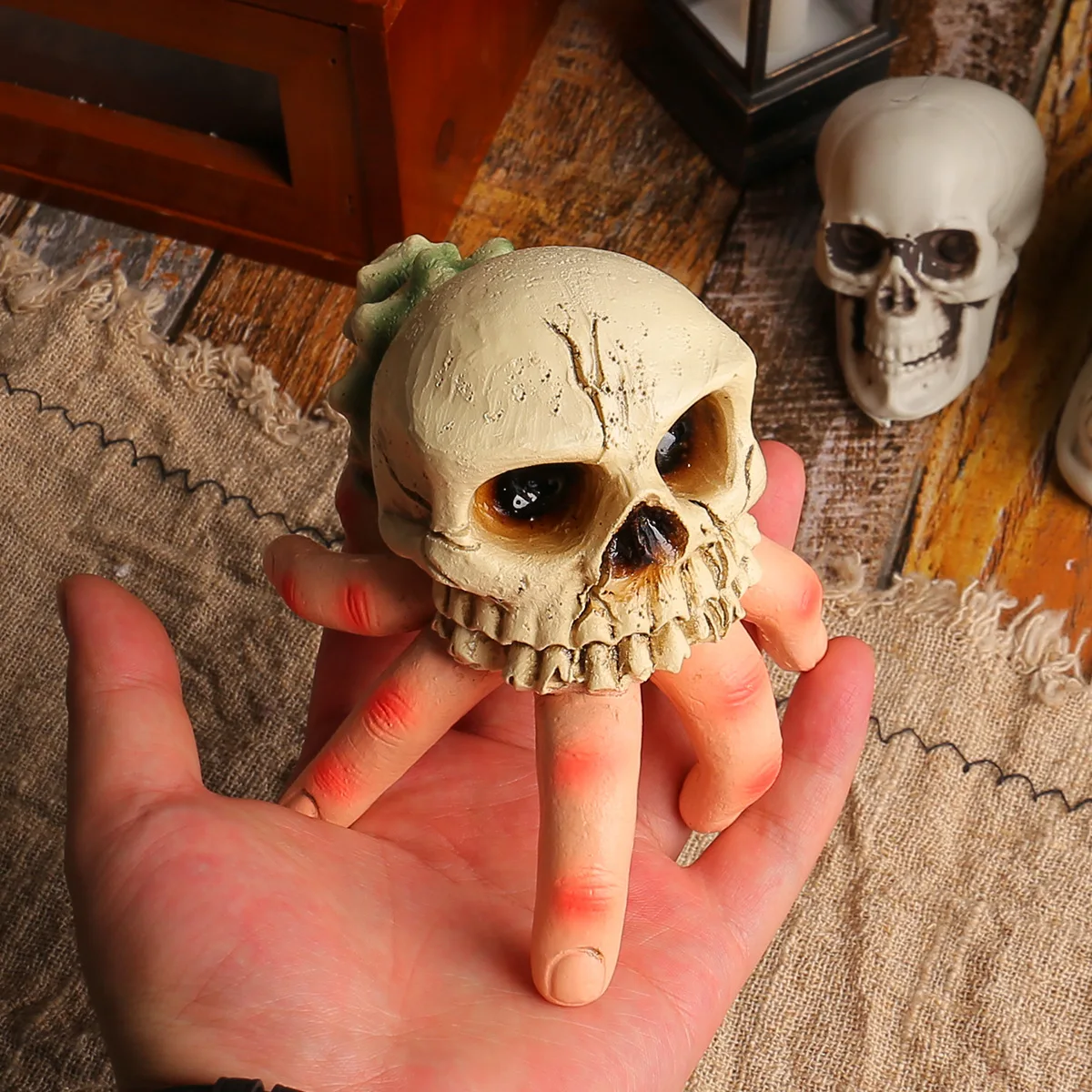 Halloween Skull Simulation Hand Sculpture Resin Crafts Ornaments Home Atmosphere Decorations Holiday Gifts