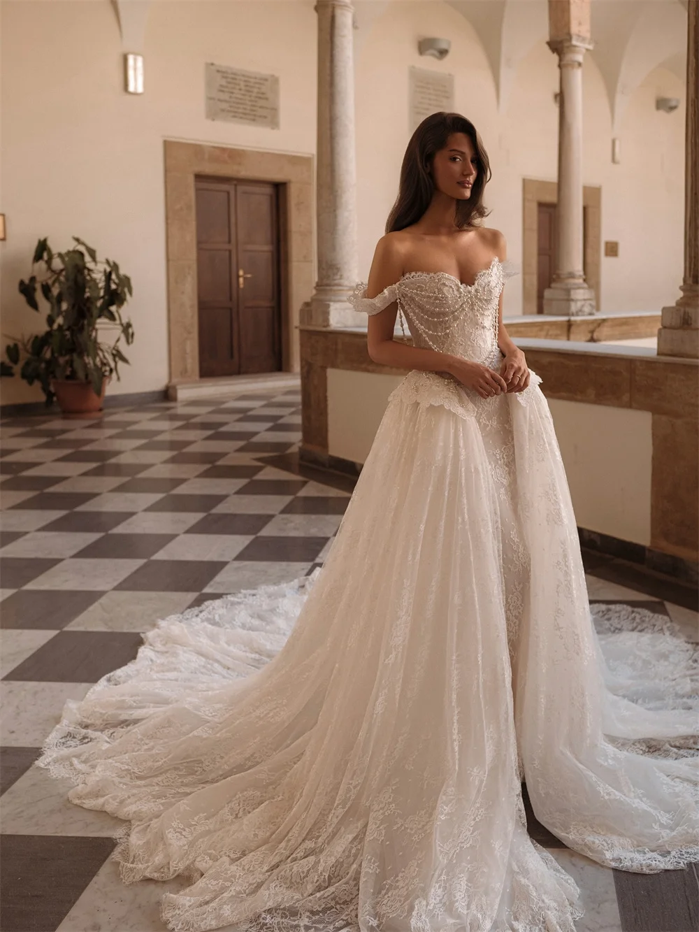 東京カスタムメイドのエレガントなオフショルダーウェディングドレス、ノースリーブジップマーメイドブライダルガウン、ホワイトの取り外し可能なトレーン付きウェディングドレス