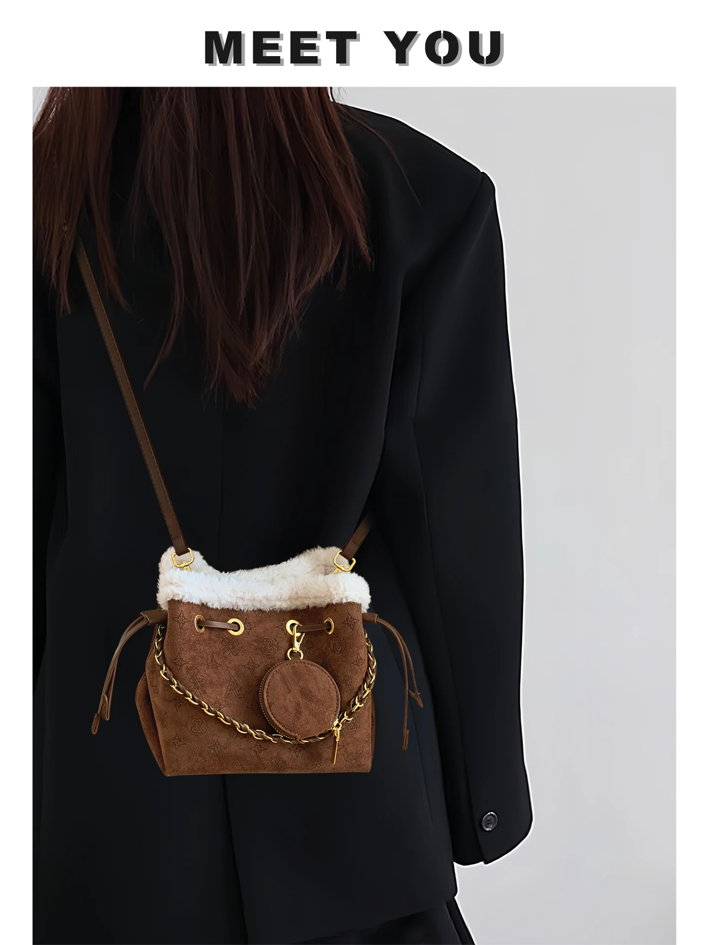 

Коричневая сумка-кроссбоди из овечьей шерсти с меховым шариком, женская, 2026, новая модная коллекция, матовая, слегка эксклюзивная, люксовая, в тон.