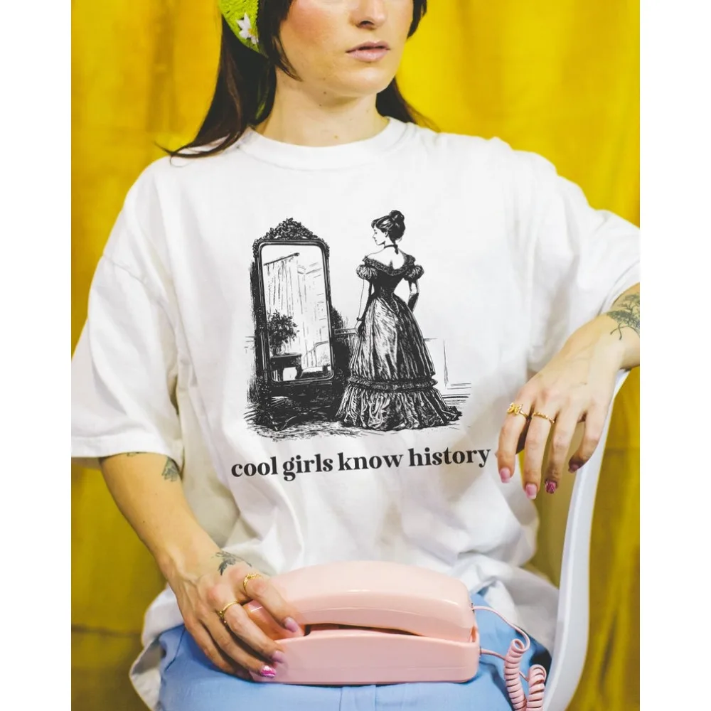 

Funny Womens History Tee Friend Who Loves History Cool Girls Know History Printed T-shirt Social Studies Gift for Women Clothes