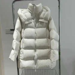 2024 Nuovo Piumino con cappuccio di media lunghezza Allentato Spessore Caldo Parka impermeabile Piumino da donna Inverno di lusso Piumino d'anatra bianco