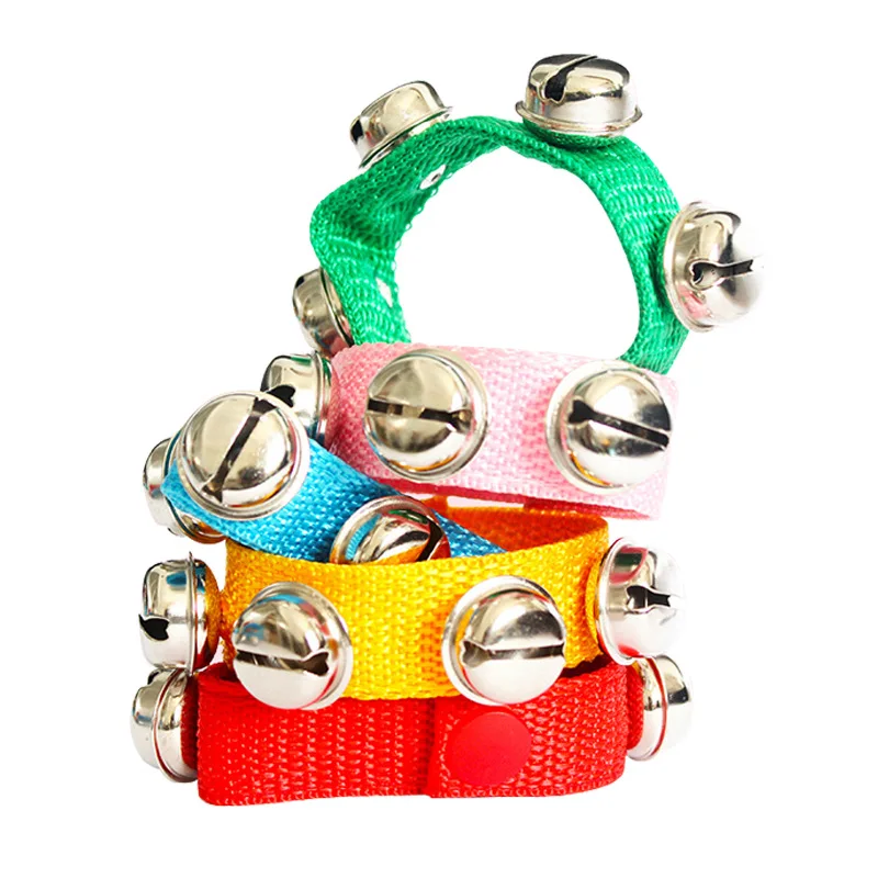 1 คู่สีเขียวริบบิ้นโลหะกระดิ่งสร้อยข้อมือสำหรับผู้ใหญ่เต้นรำท้องเวทีอุปกรณ์เสริมแฟชั่นเคลียร์เมโลดี้แบบพกพา TMZ