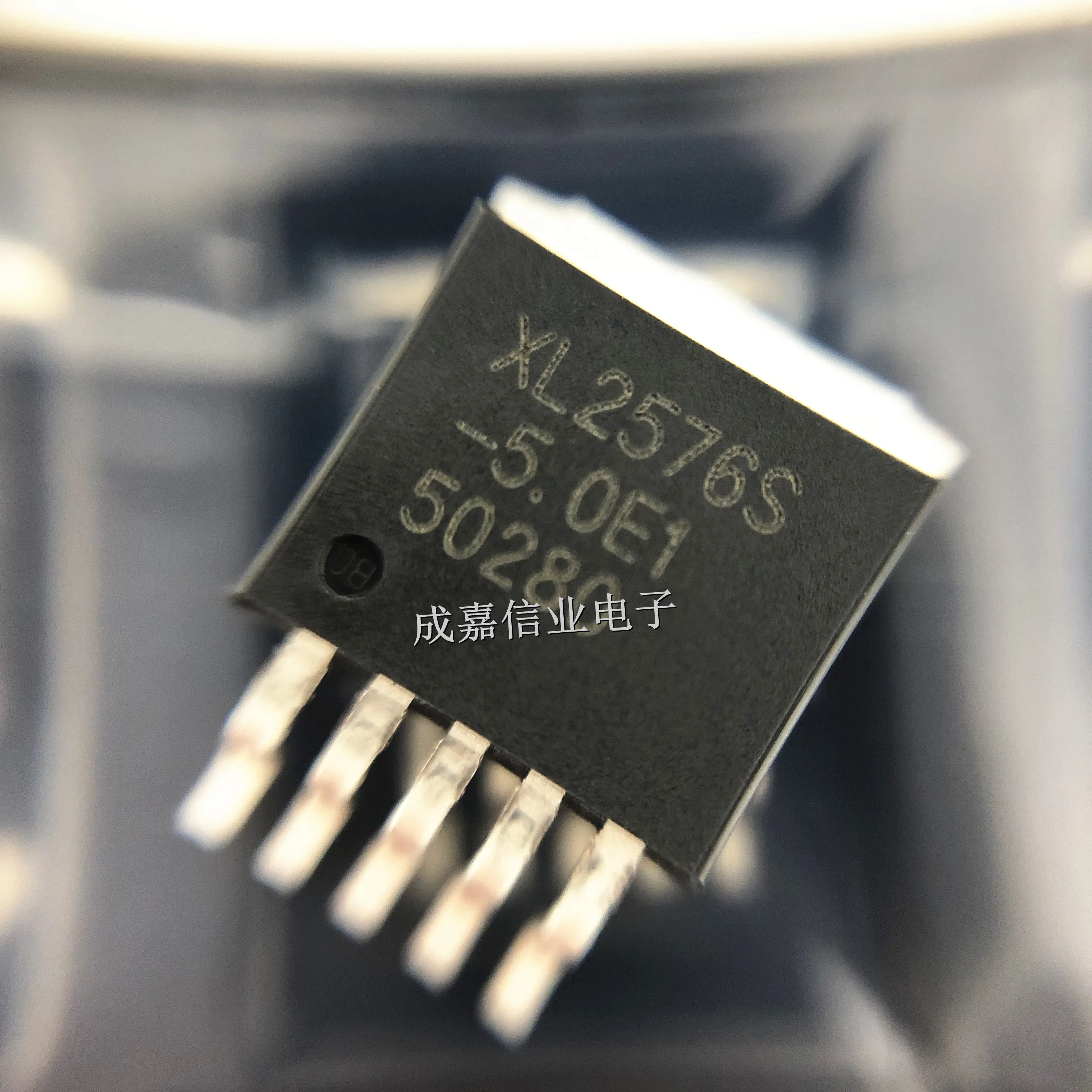 10pcs/Lot XL2576S-5.0E1 TO-263-5 3A, 52KHz, 5V Step-down DC-DC Converter 52kHz