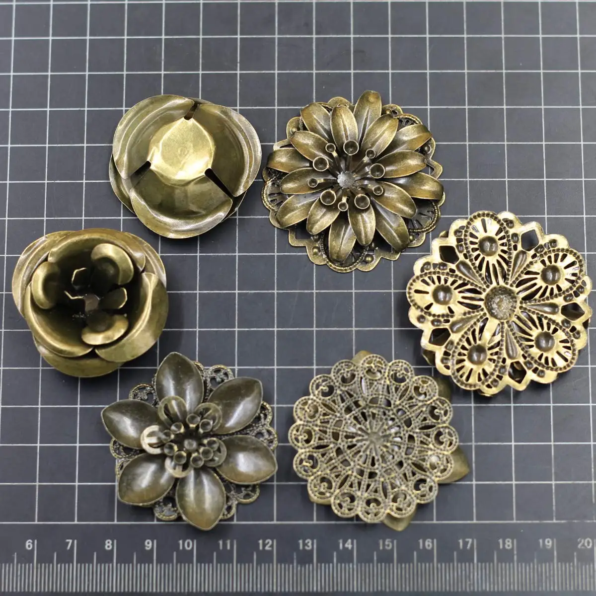 6 ชิ้น Embellishments ผสมดอกไม้รูปแบบ Filigree Wraps โลหะผสมหัตถกรรมเครื่องประดับ DIY ค้นหาอุปกรณ์เสริม