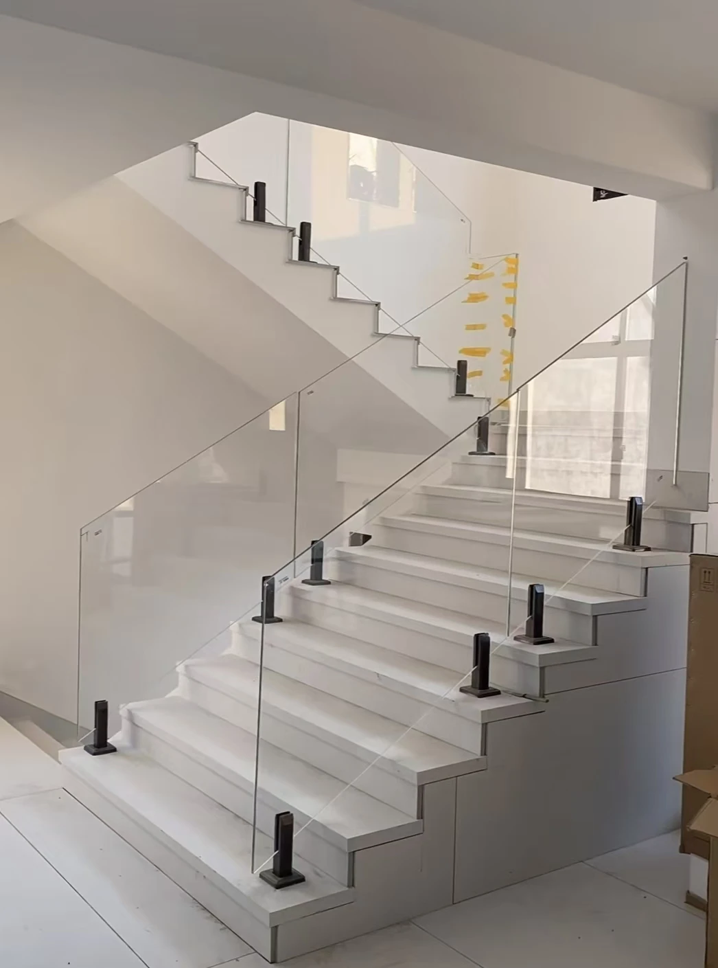 맞춤형 내구성 있는 플로팅 계단 키트 설치가 쉬운 나무 유리 계단 거실 식당 호텔 빌라 산업용