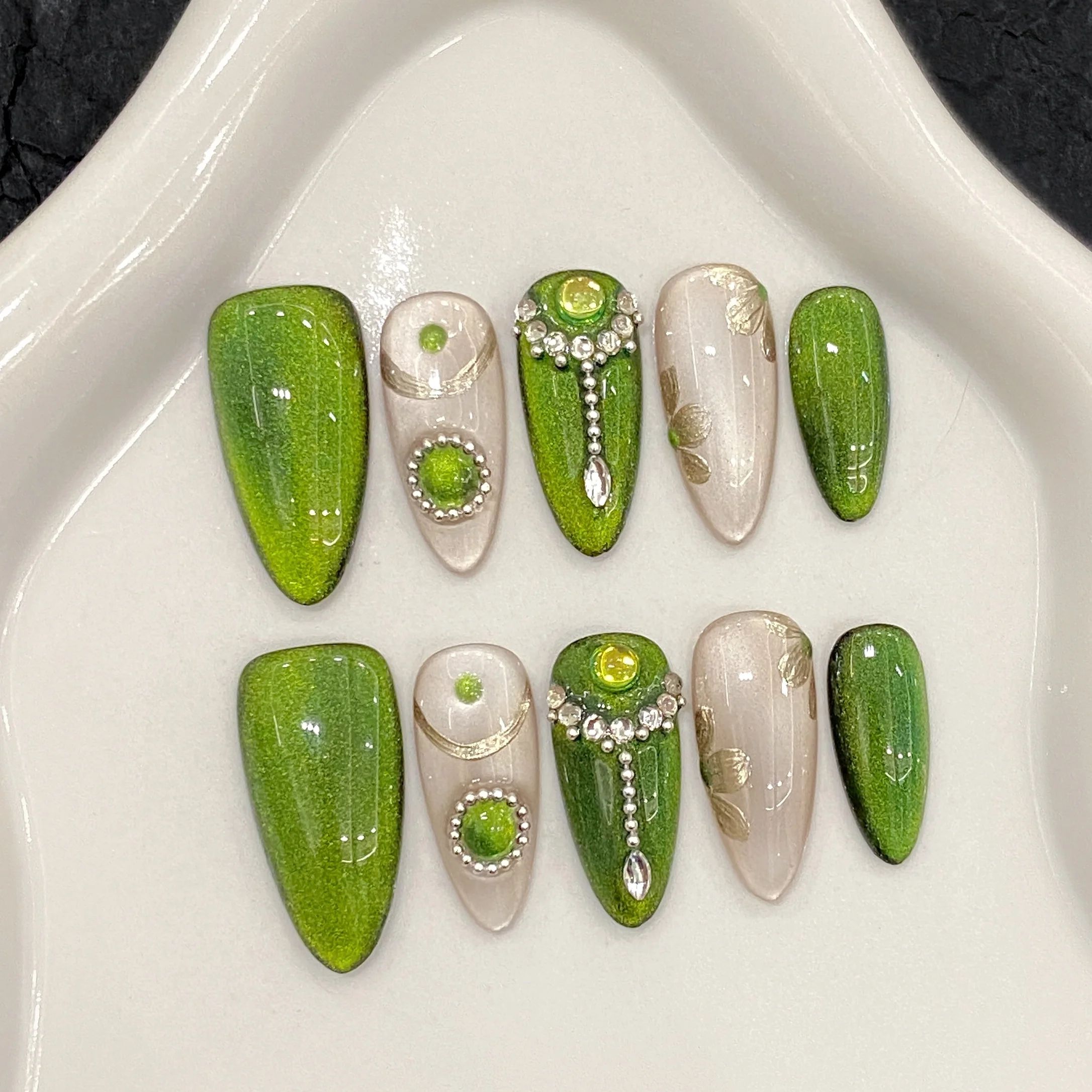 

Green Baohua Guang Melbourne Green Cat-Eye High-End Pressed Fake Nails
