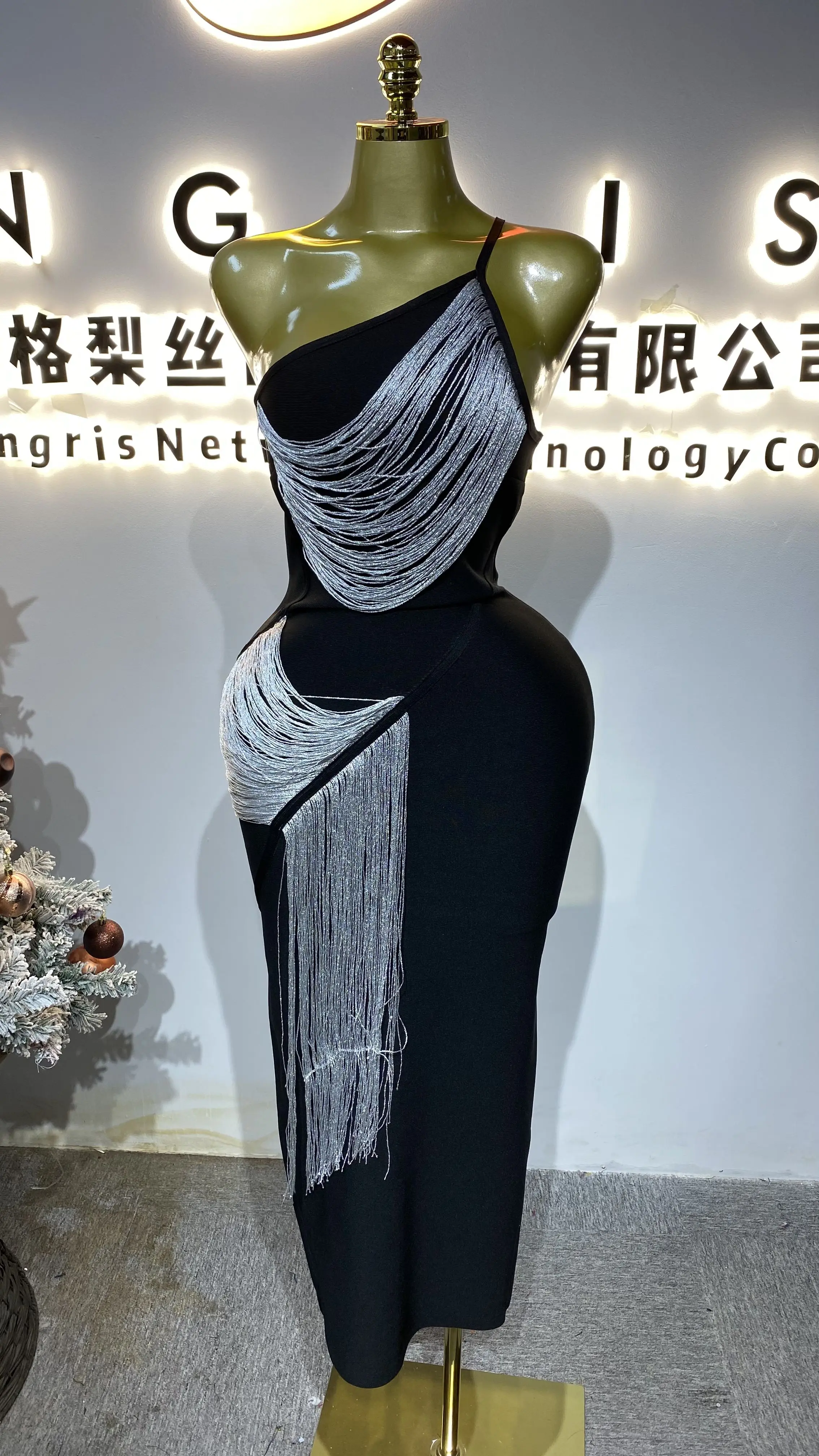 

Stylish and casual silver sequined one-shoulder dress, elegant bandage evening party gown.-GZXX468