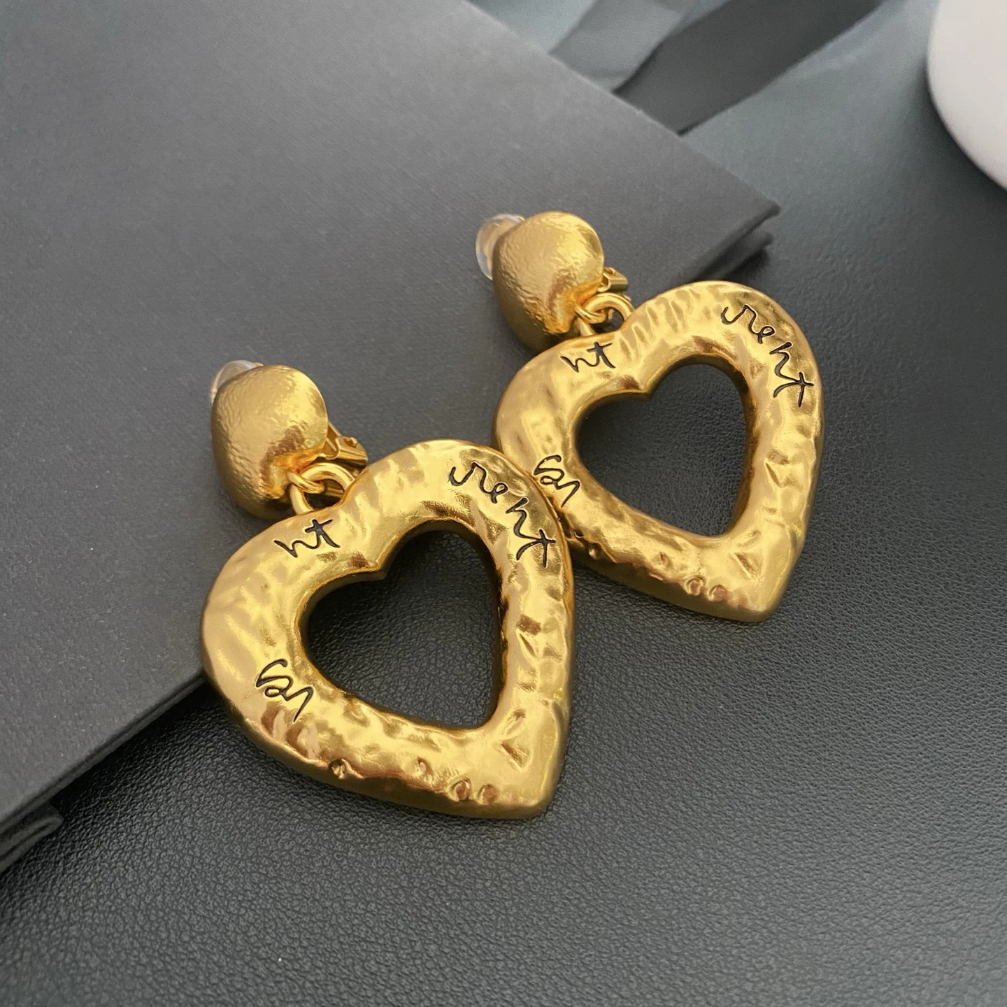 

Vintage Luxury Gold Plated Brass Heart Earrings Ear Clip Woman Europe America Designer Jewelry Accessories