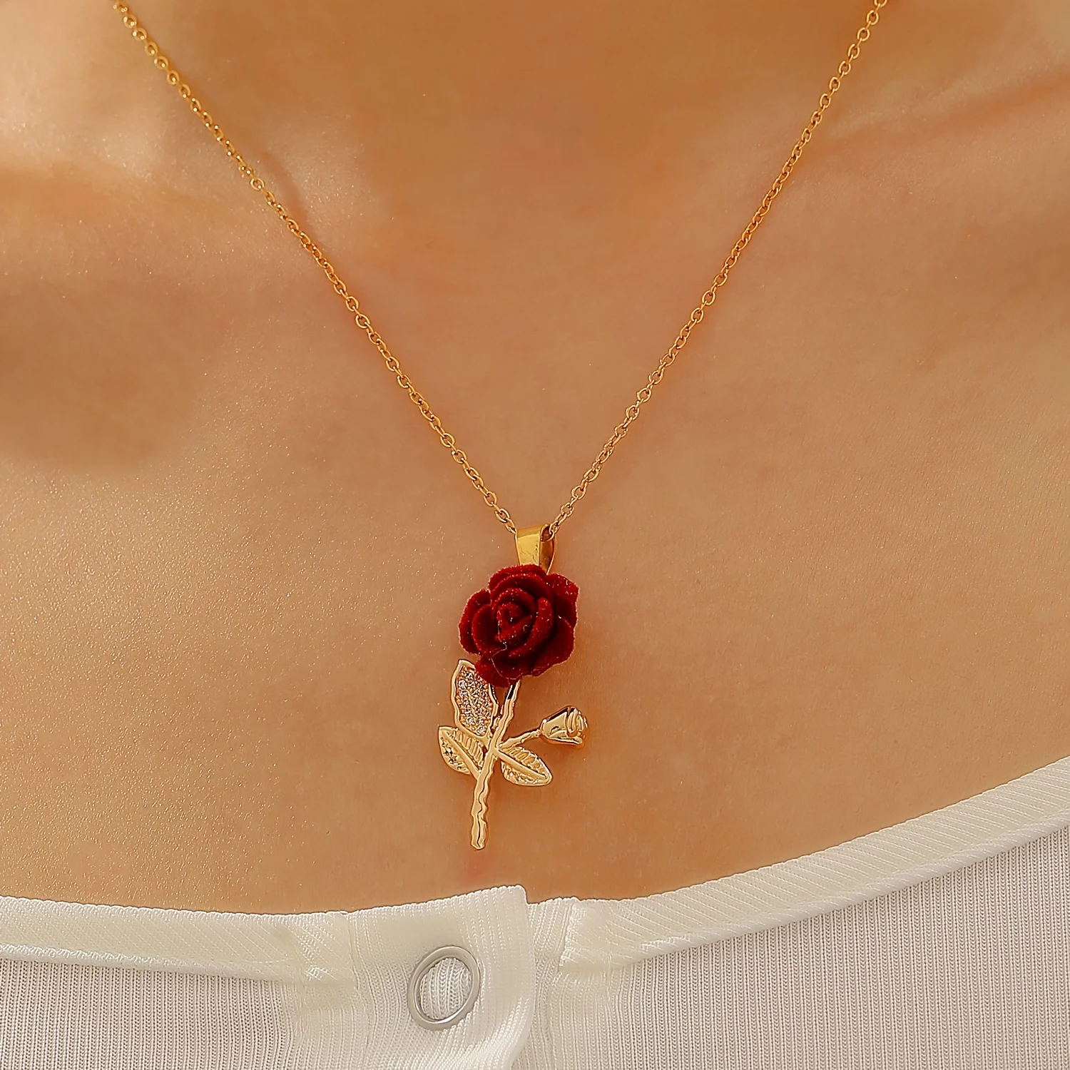 A Stylish and Luxurious Velvet Three-dimensional Rose Pendant Necklace Suitable for Women's Daily Wear.