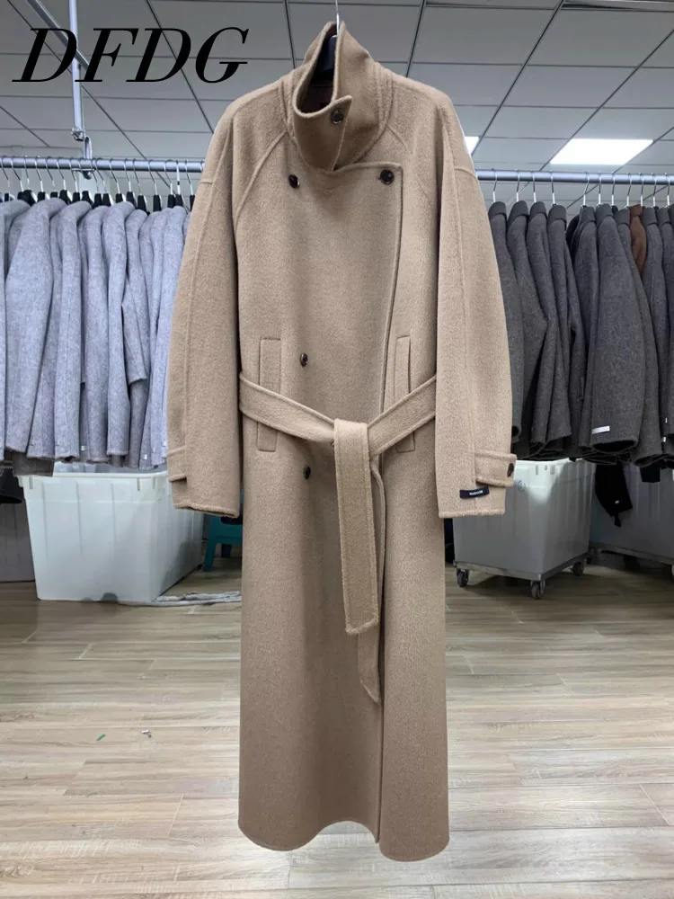 معطف DFDG 2025 F/W للسيدات بحزام من الكشمير مع ياقة واقفة كبيرة الحجم وخطوط طويلة مصنوعة يدويًا بأزرار تفاصيل معطف