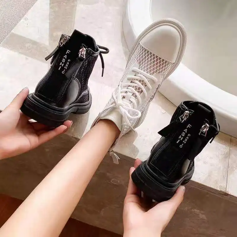 Letnie buty z siatką 2024 New Women Hollow out Cool Boots Brytyjskie płaskie botki Kobiece modne buty motocyklowe Sandały
