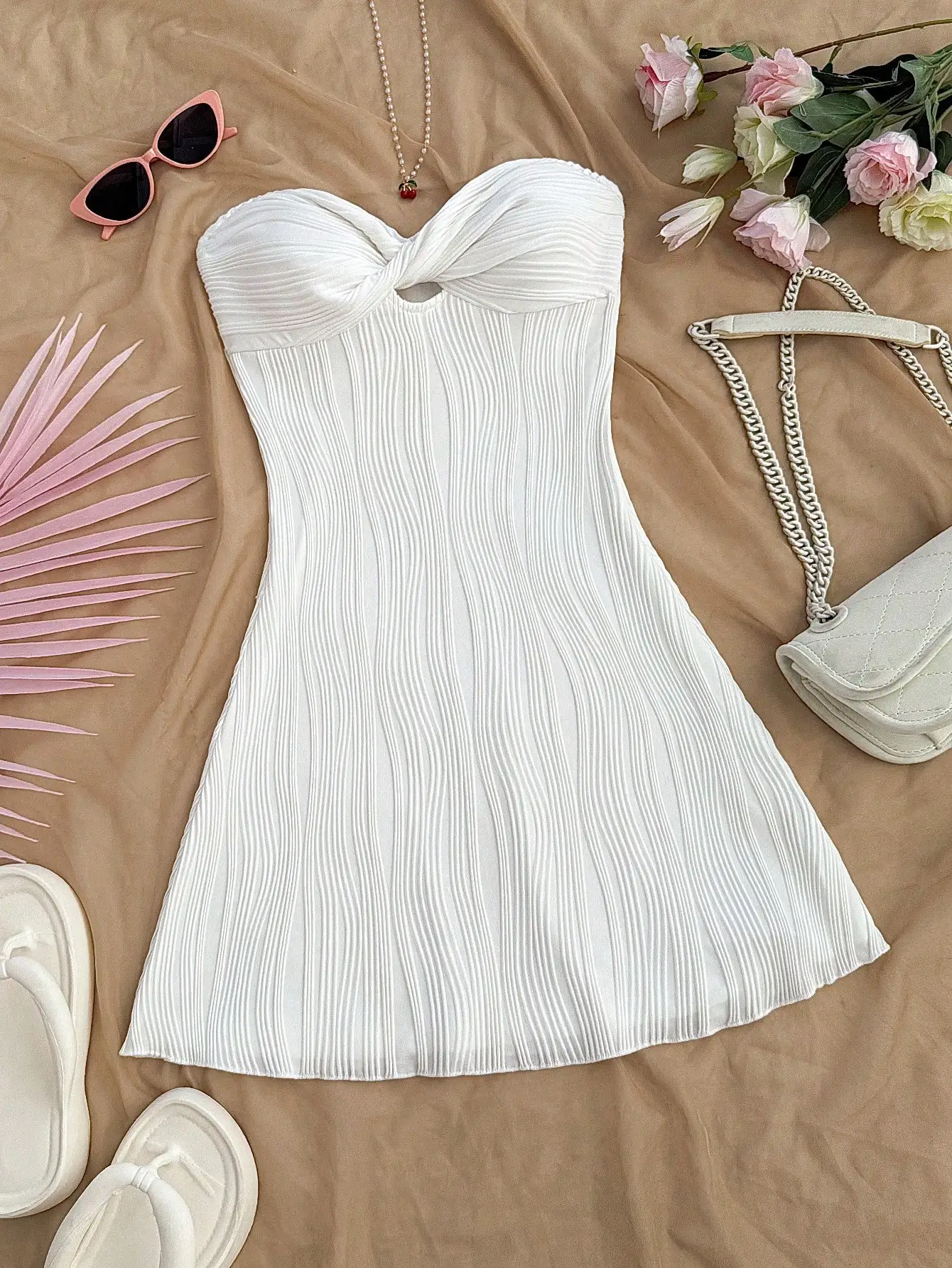 

Женское белое мини-платье А-силуэта с волнистой текстурой, вырезами и завязками, для вечеринок, свиданий, пляжа и лета