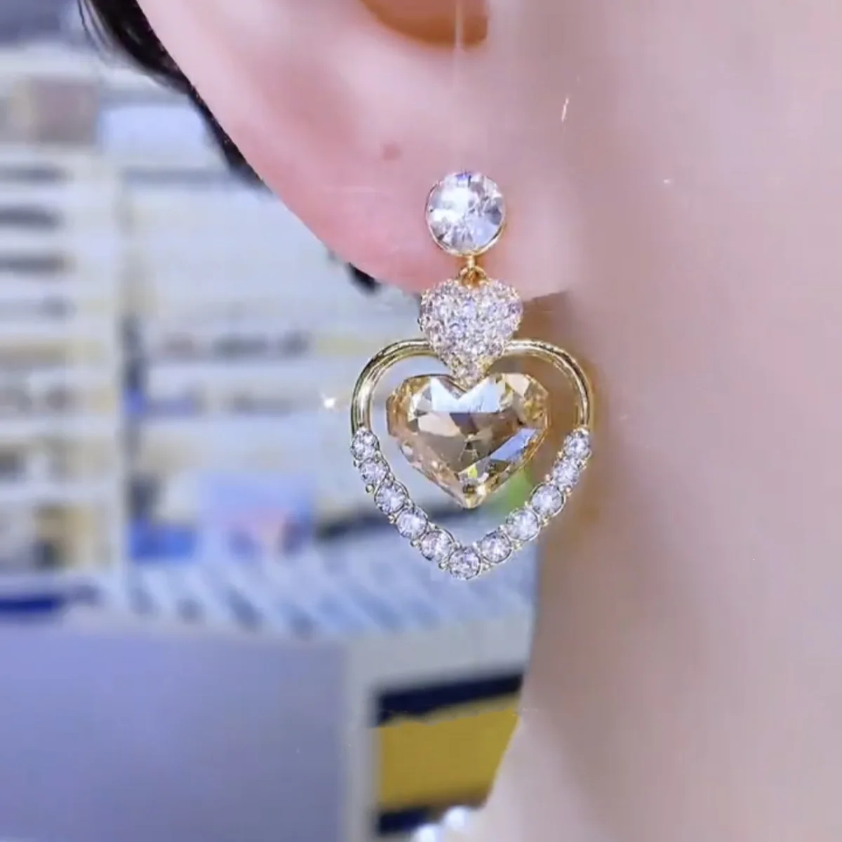 High-end with a sense of exclusivity  New model Personality  Versatile Gold color Set with diamonds  Heart shape Earrings