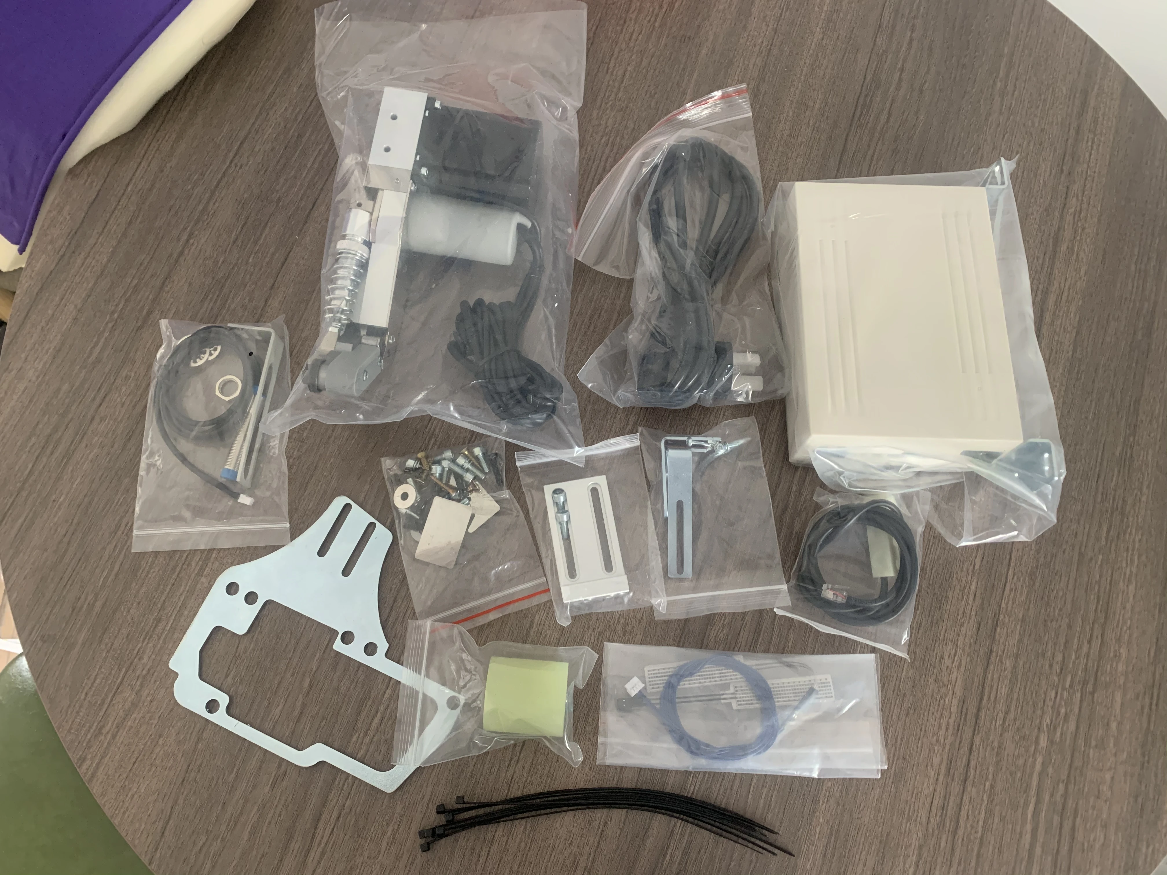 

Электрический съемник для деталей одежды швейной машины