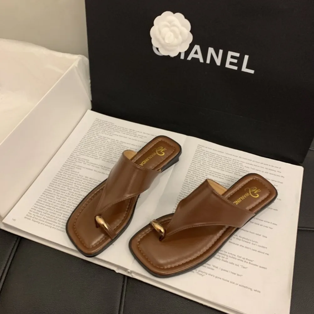 Damen Sommer Flip-Flops mit flacher Sohle, Zehenstegsandalen, eckige Zehenpartie, Kunstleder, weiche Sohle, rutschfeste Schuhe für Strandurlaub und Alltag – Detail 4
