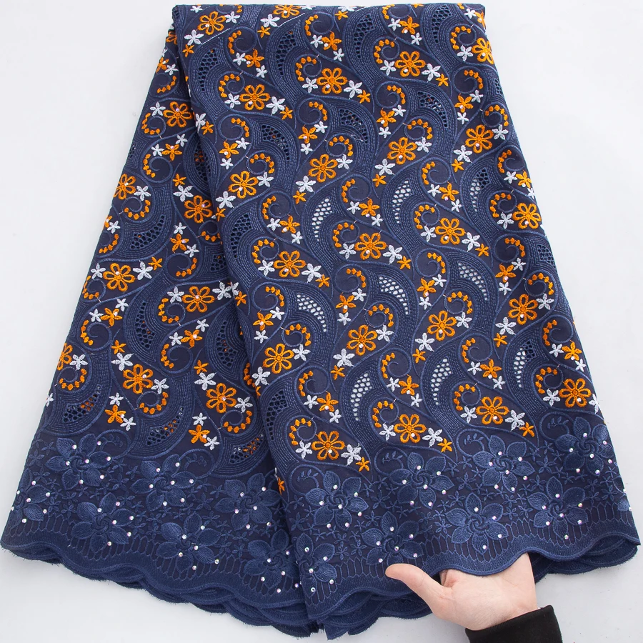 Marineblauer afrikanischer Schweizer Voile-Spitzenstoff mit orangefarbener und weißer Blumenstickerei, hochwertige nigerianische Trockenspitze für Hochzeitskleider