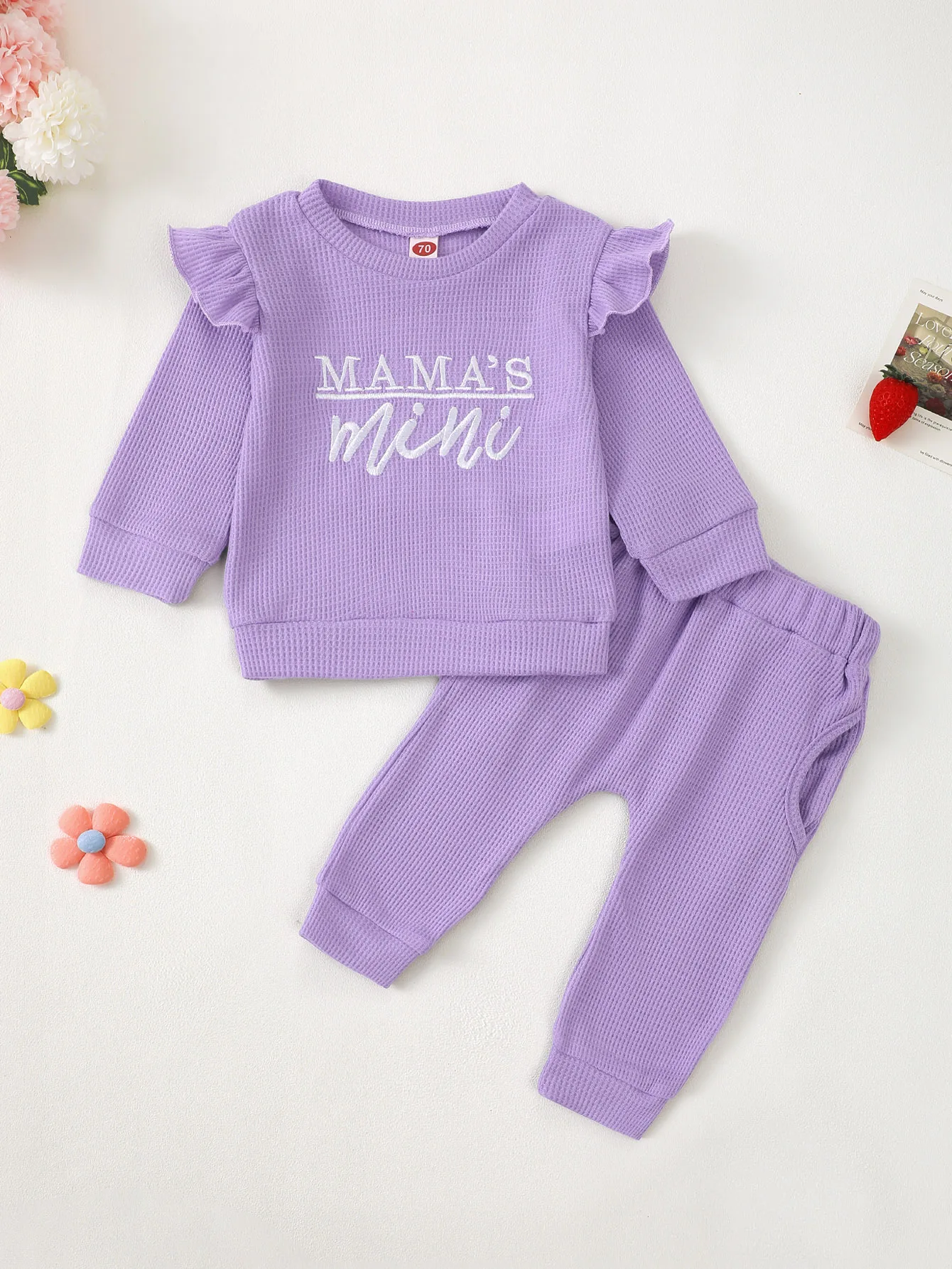 Langarm-Outfit-Set für Kleinkinder mit Buchstaben-Stickerei und Waffelmuster. Baby-Kleidungs-Ensemble mit niedlichem Waffel-Design
