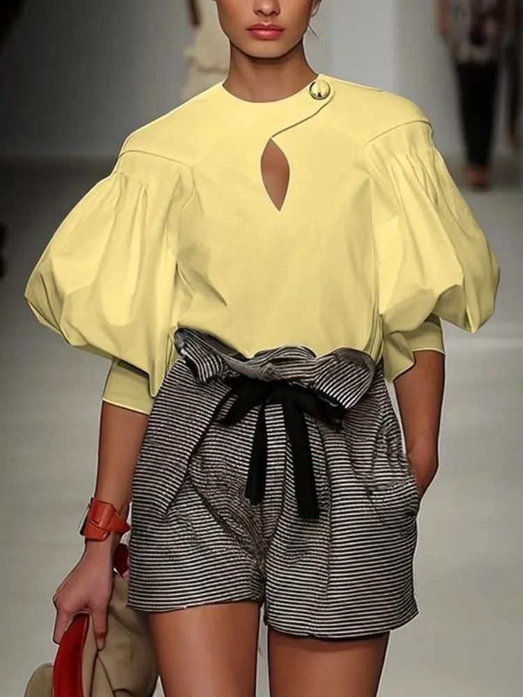 Yeezzi Damen-Blusen mit Rundhalsausschnitt, asymmetrisch, mit Perlenknöpfen, Ausschnitt vorne, Puffärmel, 3/4-Ärmel, locker, einfarbig, gelb, lässige Baumwoll-Hemdoberteile – Detail 3